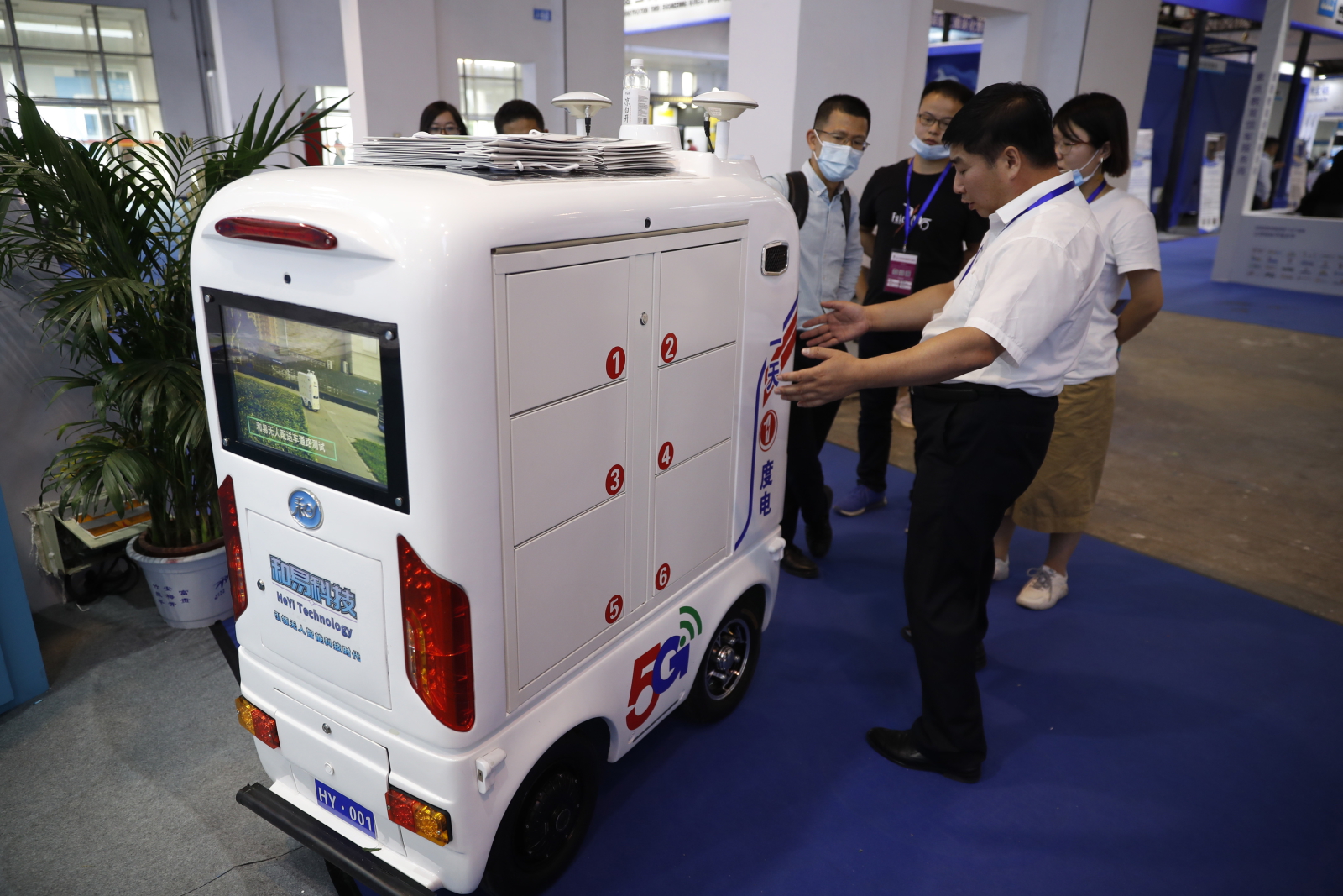 Na targach w Beijing, zaprezentowano dostawczy samochód bezzałogowy EPA/WU HONG 
