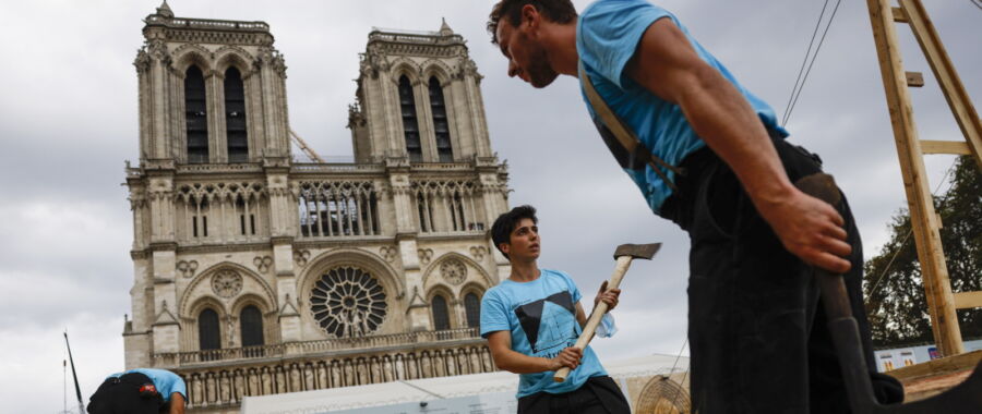 Notre Dame fot. EPA/YOAN VALAT