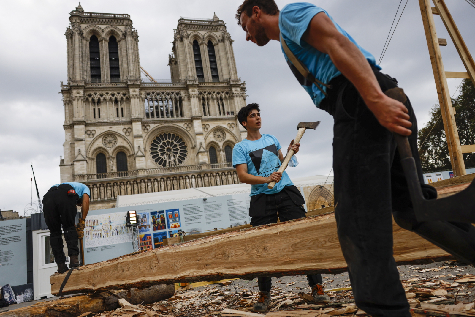 Notre Dame fot. EPA/YOAN VALAT