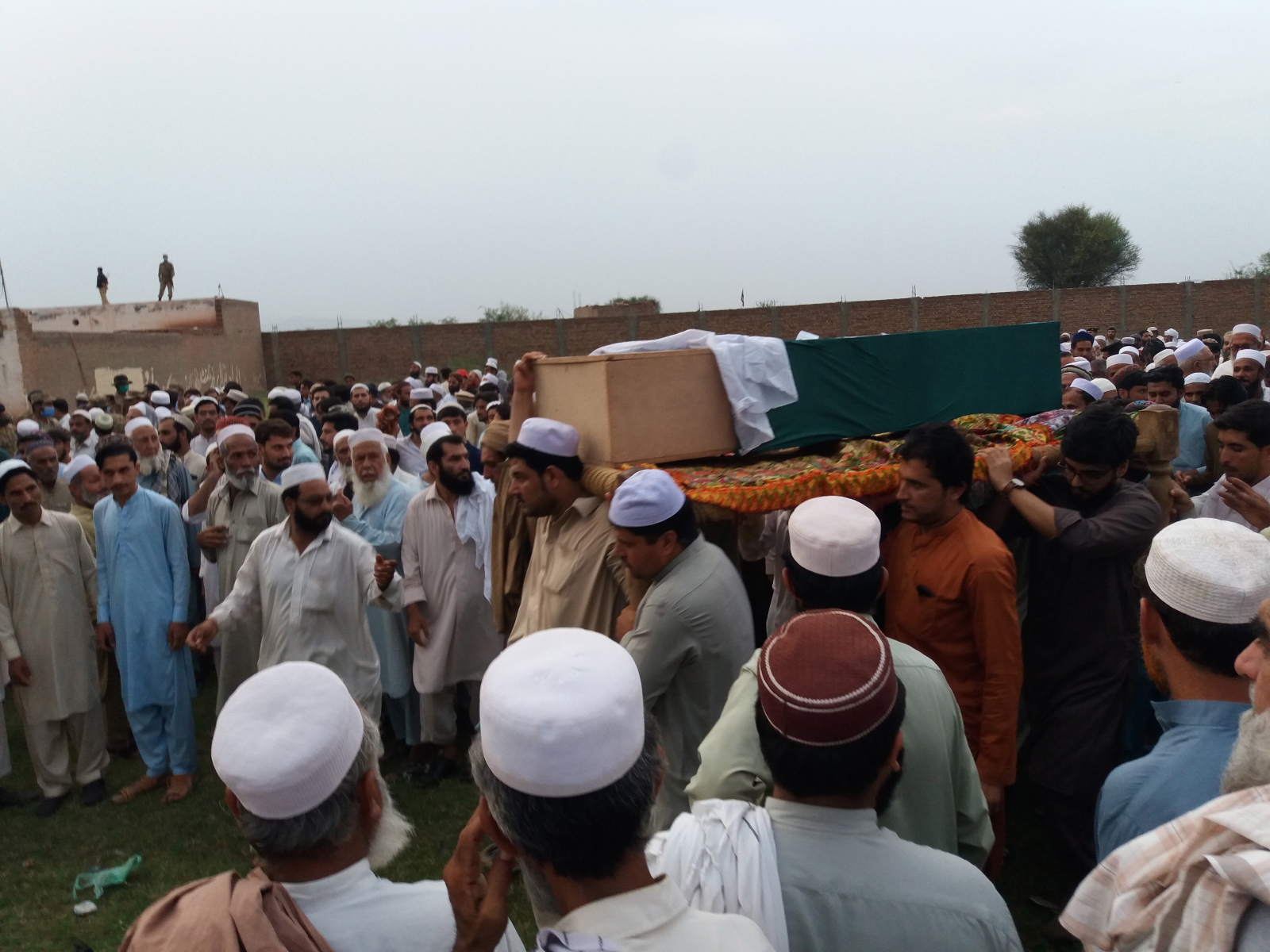 Pogrzeb w Pakistanie fot. EPA/BASIT GILANI 
