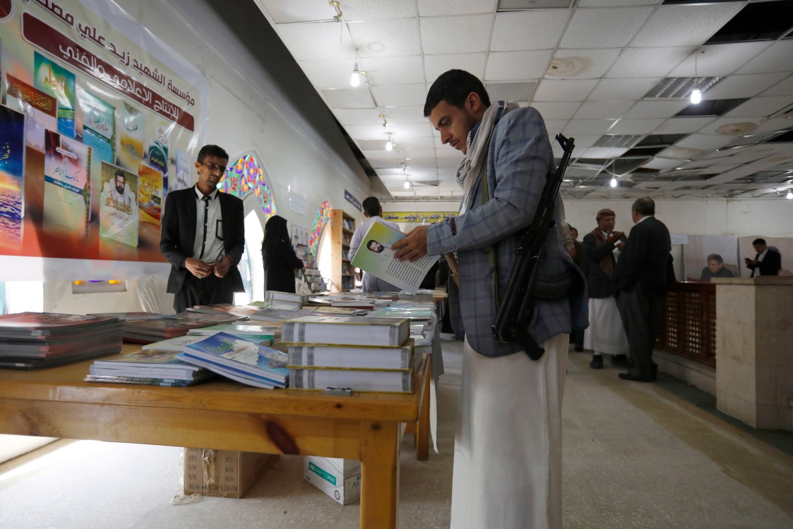 Targi książek w Jemenie fot. EPA/YAHYA ARHAB 
.