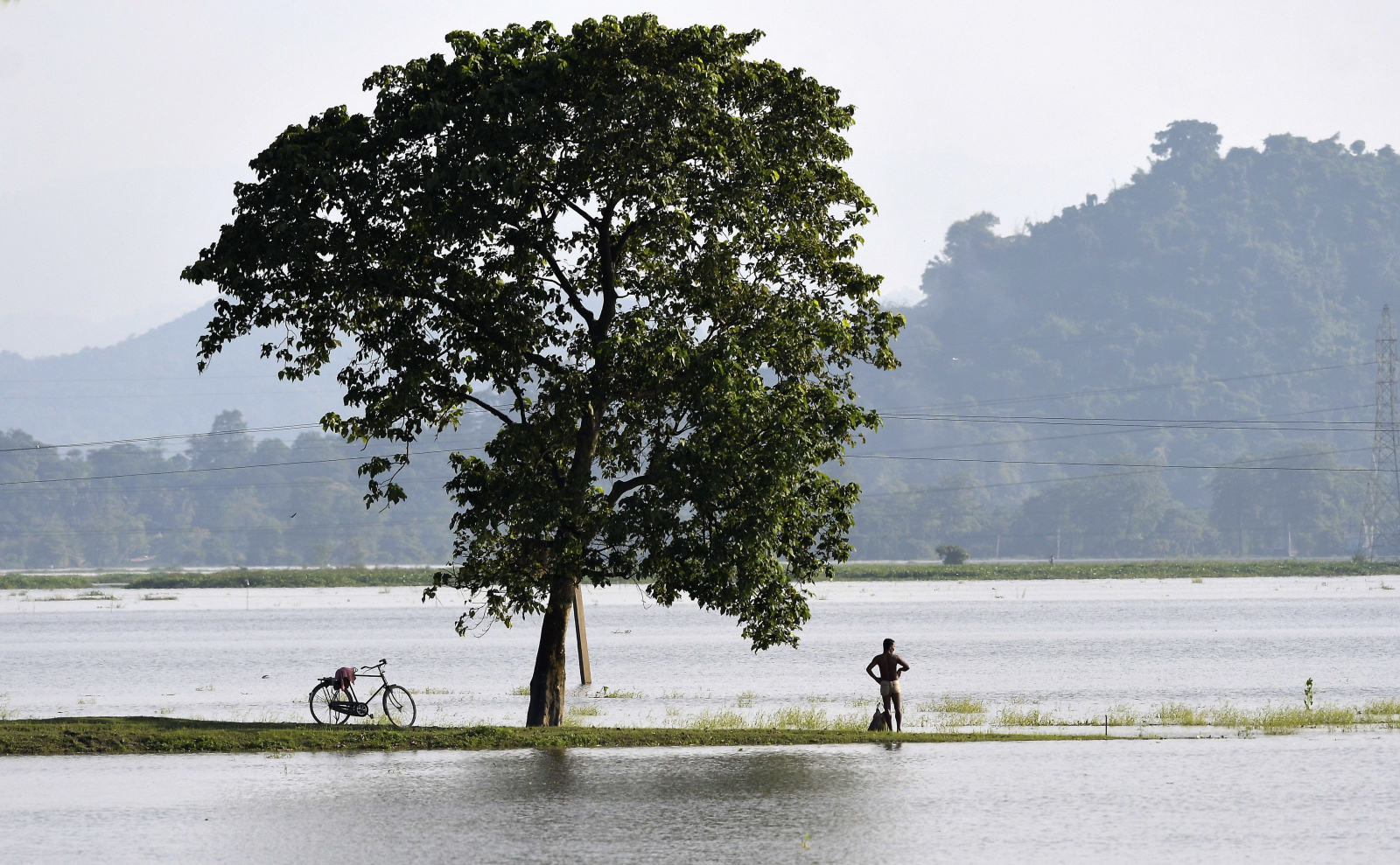 Powodzie w Indiach fot. EPA/STR 
