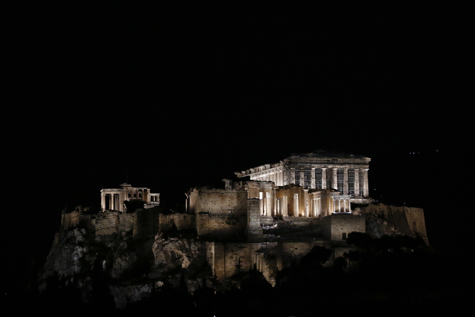 Akropol z nowym podświetleniem fot. EPA/YANNIS KOLESIDIS 
