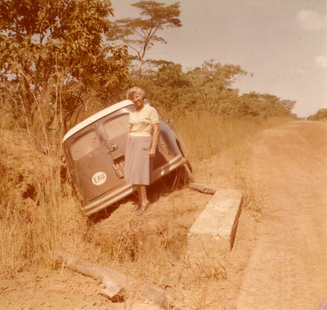 Życie misjonarki to ciągłe przemieszczanie się. Czasami zdarzają się też awarie w trudnych, afrykańskich warunkach // fot. Archiwum Wandy Błeńskiej