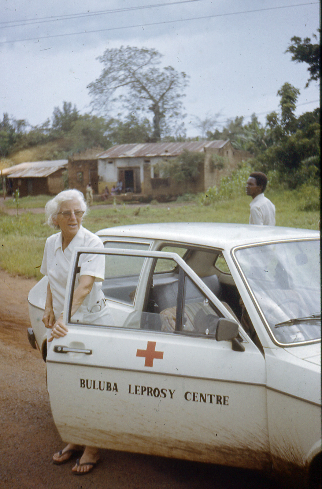 Wanda Błeńska przekazuje kierownictwo ośrodka w Bulubie dr. Josephowi Kawumie, lekarzowi z Ugandy. Sama pełni funkcję lekarza konsultanta do 1992 r. // fot. Archiwum Wandy Błeńskiej