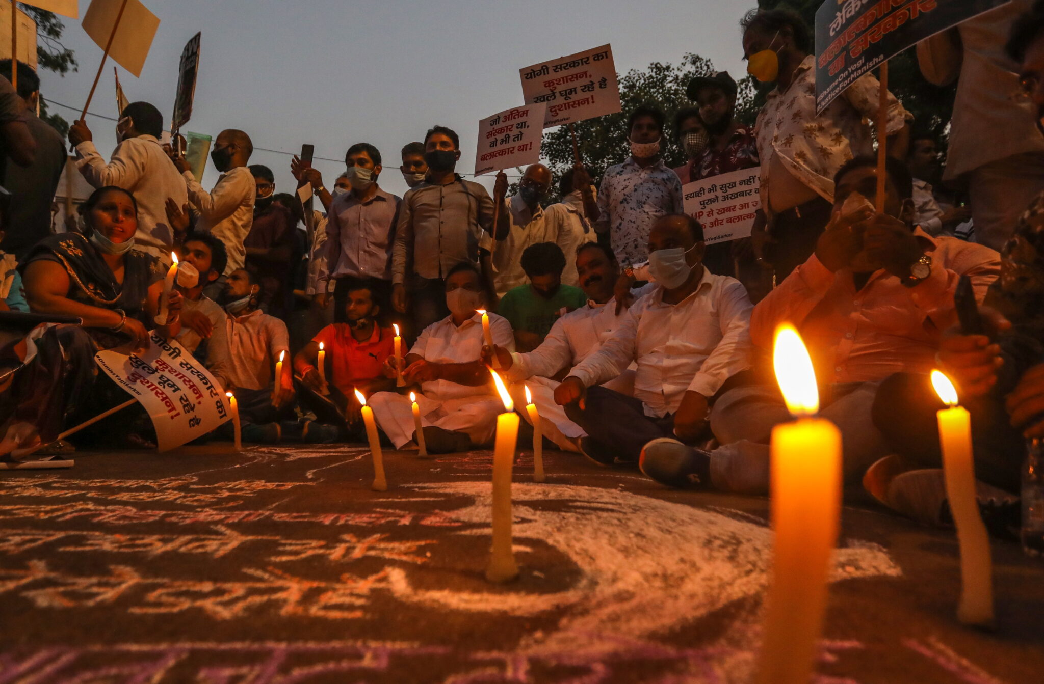 Indyjscy aktywiści czuwają przy świecach podczas protestu przeciwko domniemanemu zbiorowemu gwałtowi na 19-letniej Dalitce w stanie Uttar Pradesh; w New Delhi, fot. EPA / RAJAT GUPTA 