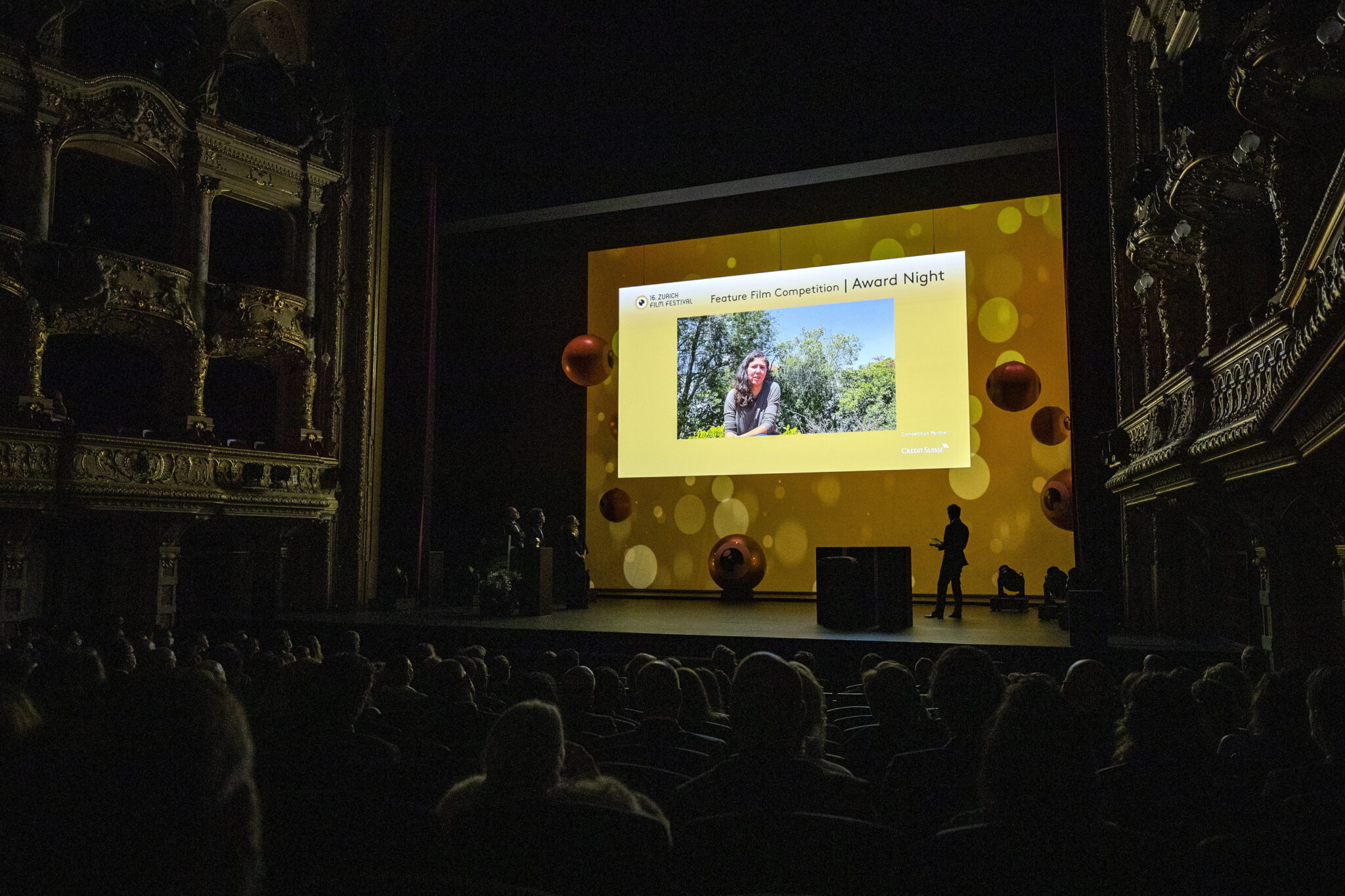 Meksykańska reżyserka Fernanda Valadez odbiera Złote Oko za film „Sin Senas Particulares” (Cechy identyfikacyjne) podczas ceremonii wręczenia nagród na 16. Festiwalu Filmowym w Zurychu, fot. EPA / ALEXANDRA WEY 