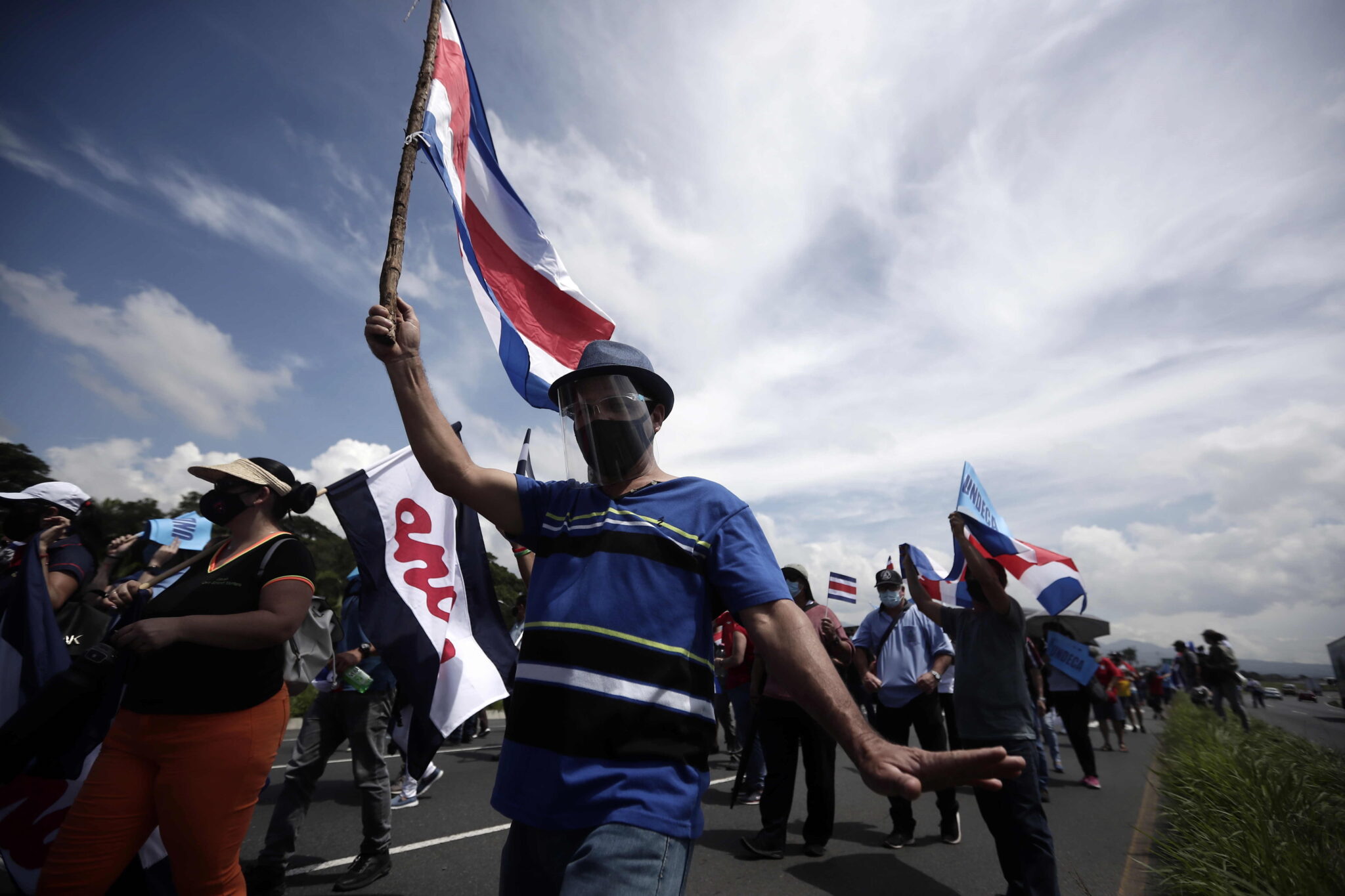 Kostaryka: protest przy lotnisku w San Jose. Protest przeciwko planowanemu porozumieniu z Międzynarodowym Funduszem Walutowym i nałożeniem nowych podatków, fot. EPA / Jeffrey Arguedas 