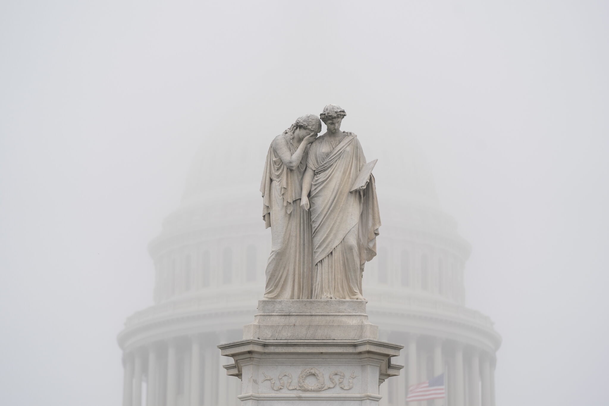 USA, Waszyngton i Kapitol we mgle, fot. EPA 