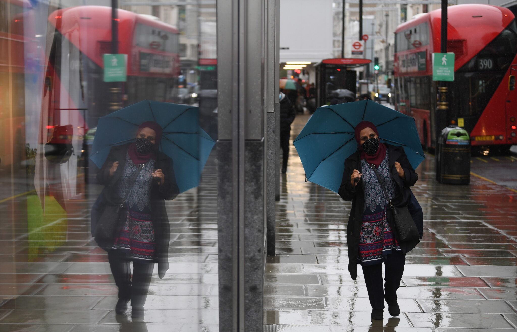 Deszczowy Londyn, fot. EPA/NEIL HALL 