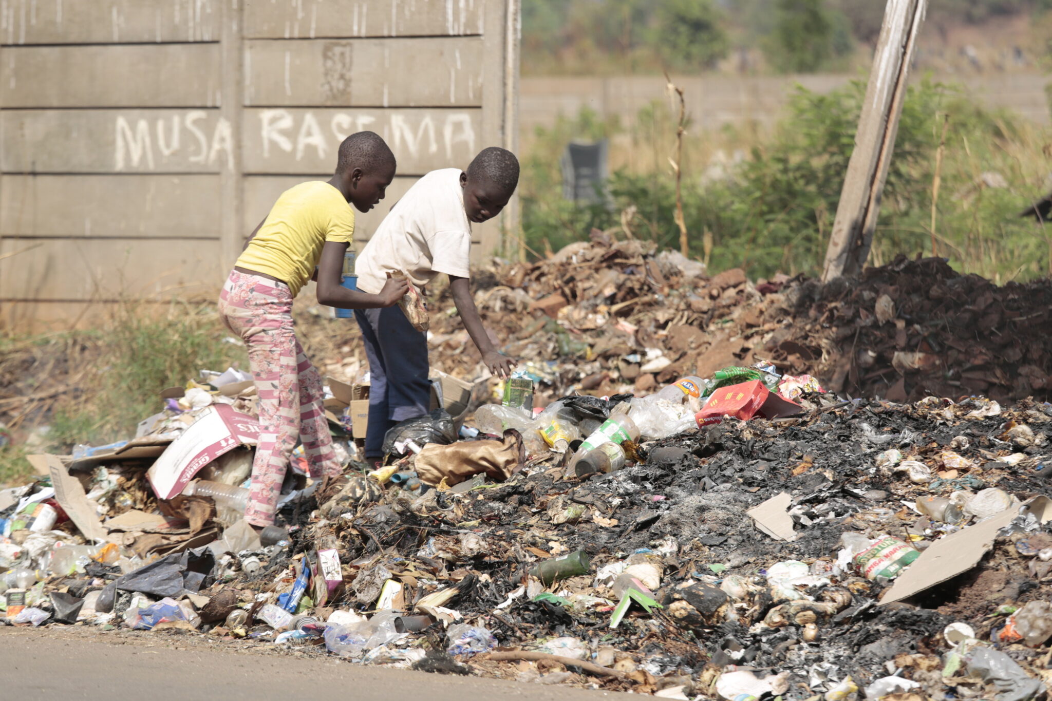 Zimbabwe - życie codzienne dzieci. fot. EPA/AARON UFUMELI 
