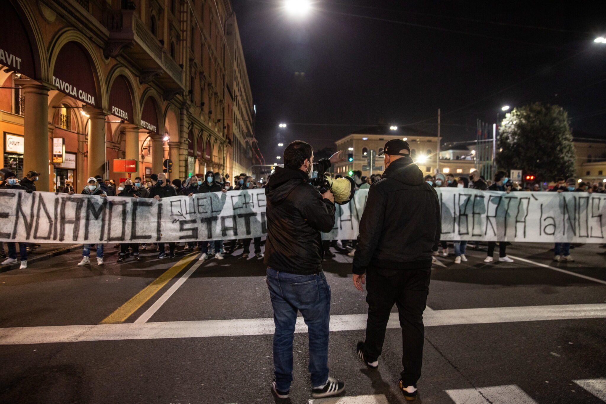 Protesty w Bolonii przeciwko resytrkcjom związanym z drugą falą pandemii, fot EPA/MAX CAVALLARI 