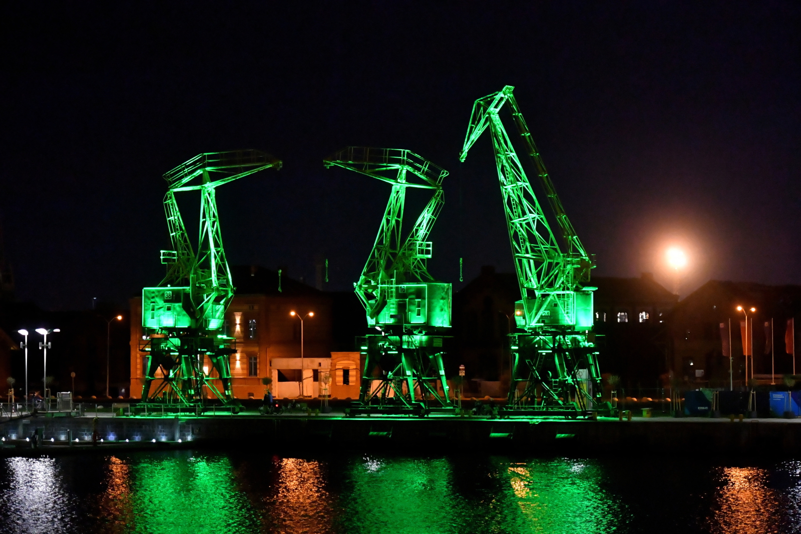 Szczecińska stocznia podświetlona na zielono w solidarności z dziećmi z MPD. fot. PAP/Marcin Bielecki