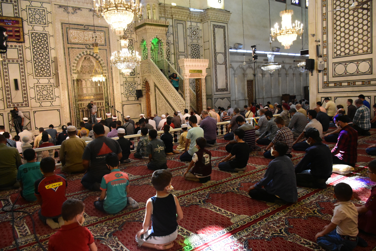 Modlitwa muzułmanów w meczecie w Damaszku w trakcie pandemii Fot. PAP/EPA/YOUSSEF BADAWI