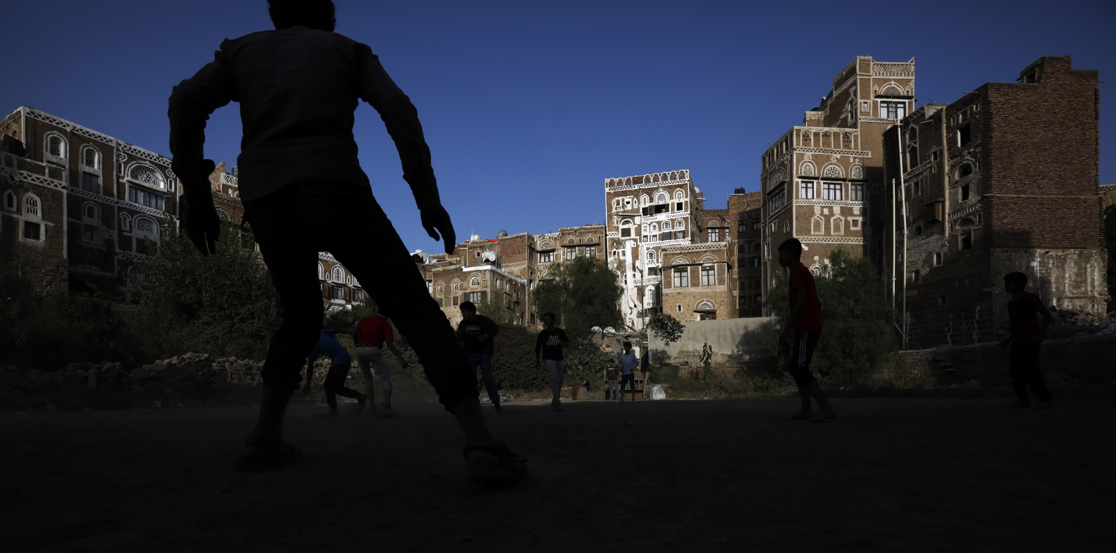 Gry podwórkowe w Sanie, Jemen Fot. PAP/EPA/YAHYA ARHAB