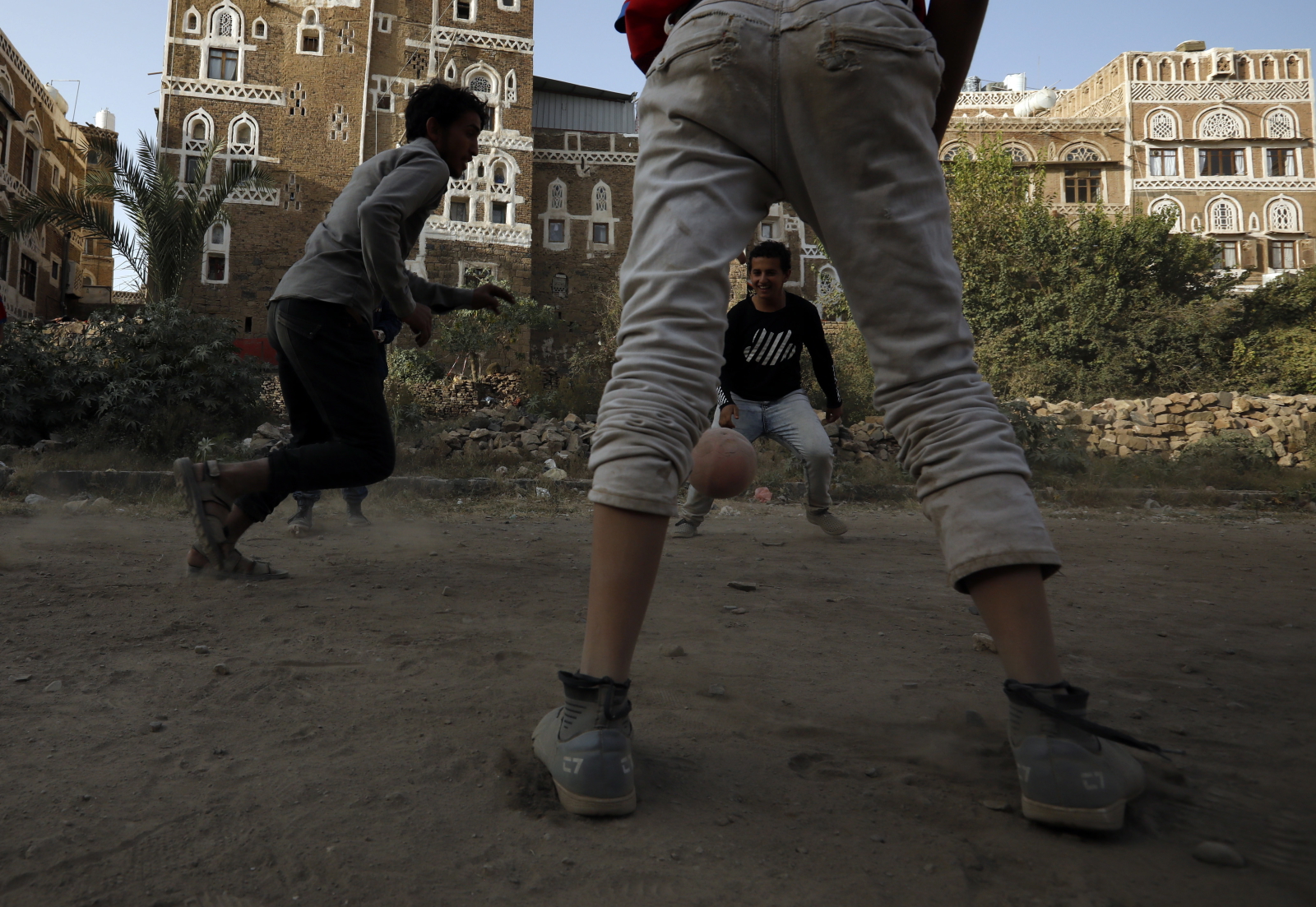 Gry podwórkowe w Sanie, Jemen Fot. PAP/EPA/YAHYA ARHAB