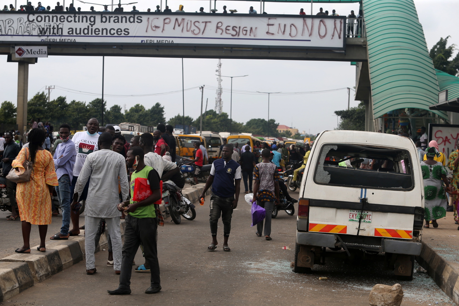 Protesty wobec opresji policji w Nigerii fot. EPA/AKINTUNDE AKINLEYE 
