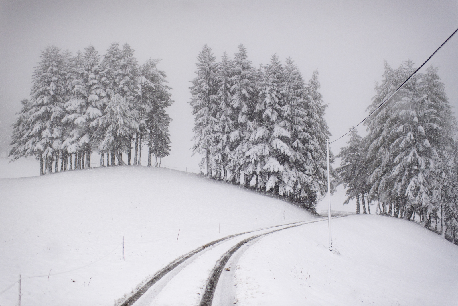 W Szwajcarii spadł śnieg EPA/GIAN EHRENZELLER 