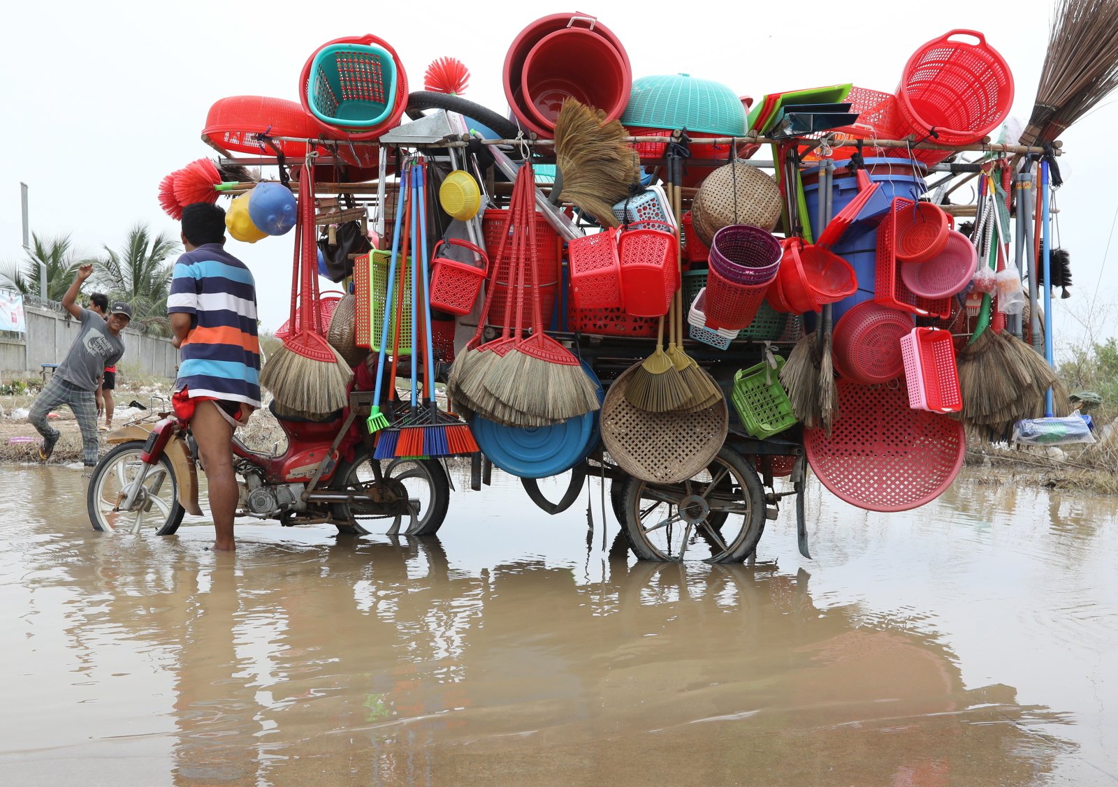 Powódź w Wietnamie EPA/MAK REMISSA 
