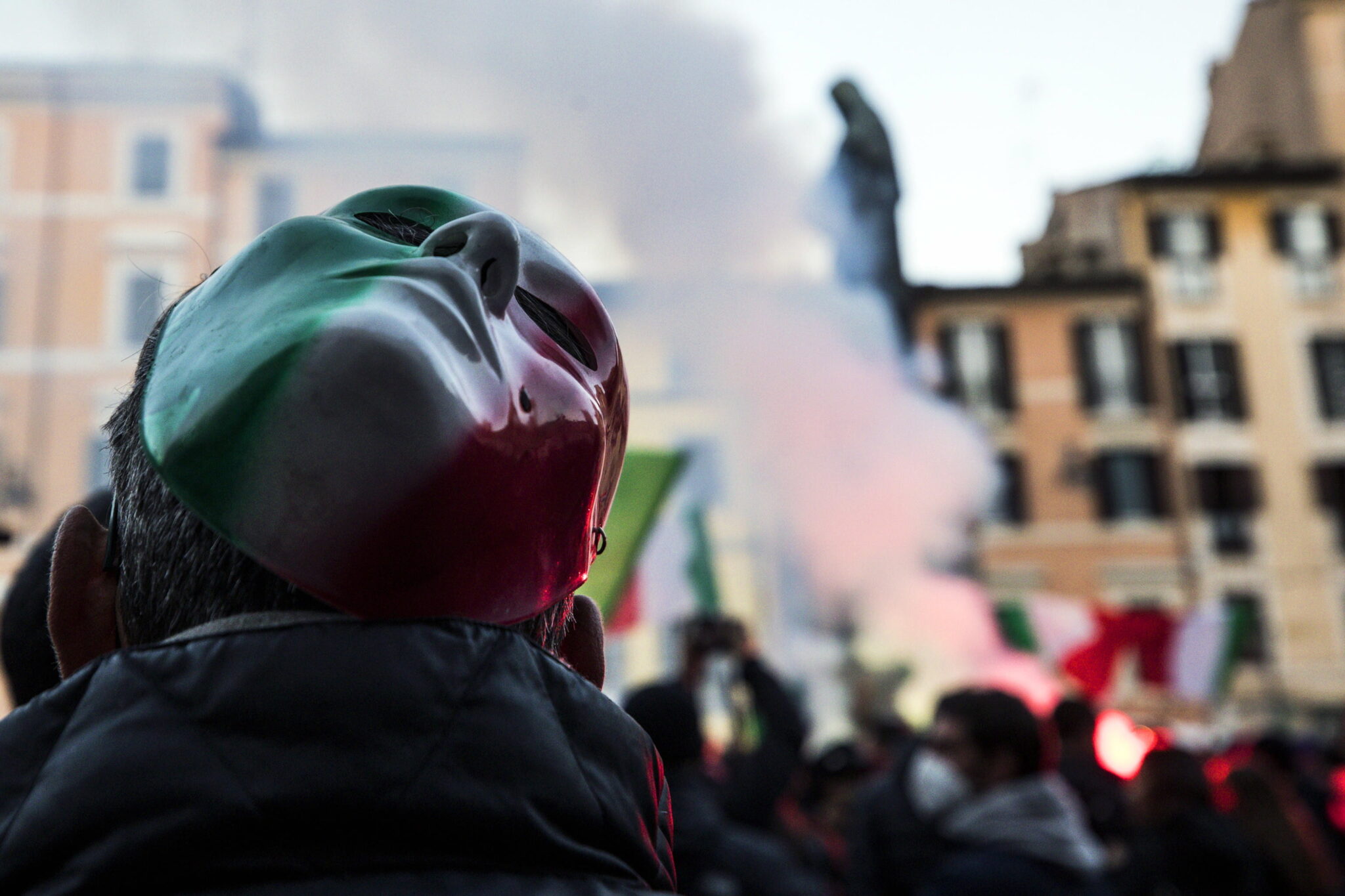 Protest pod hasłem „Nie dla nowej blokady” na Plazu Campo dei Fiori w Rzymie, fot. EPA / ANGELO CARCONI