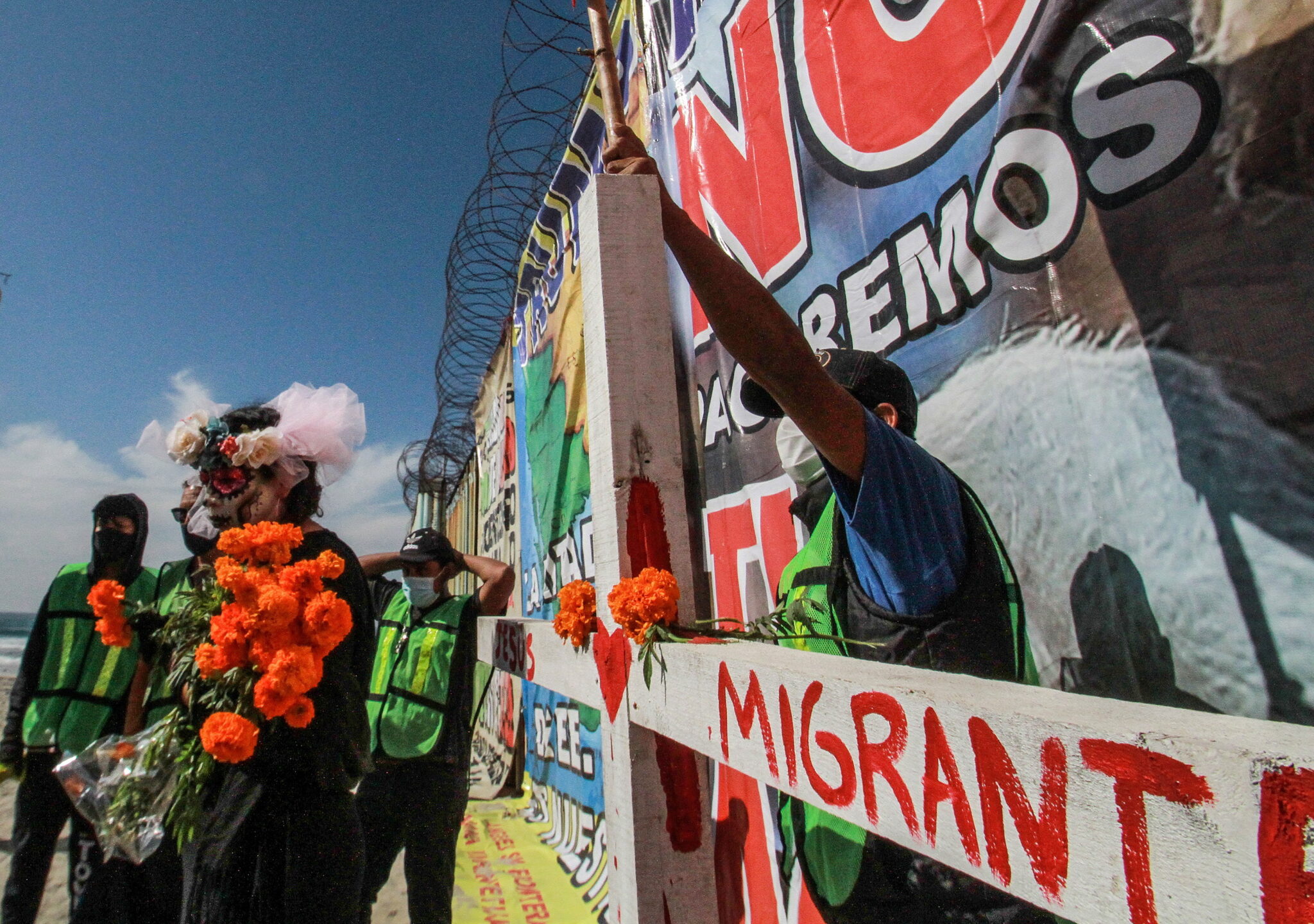 Migranci protestują przy granice Tijuanie, Baja California, Meksyk. Zebrali się przy murze, który dzieli Stany Zjednoczone i Meksyk.  fot. EPA / Joebeth Terriquez