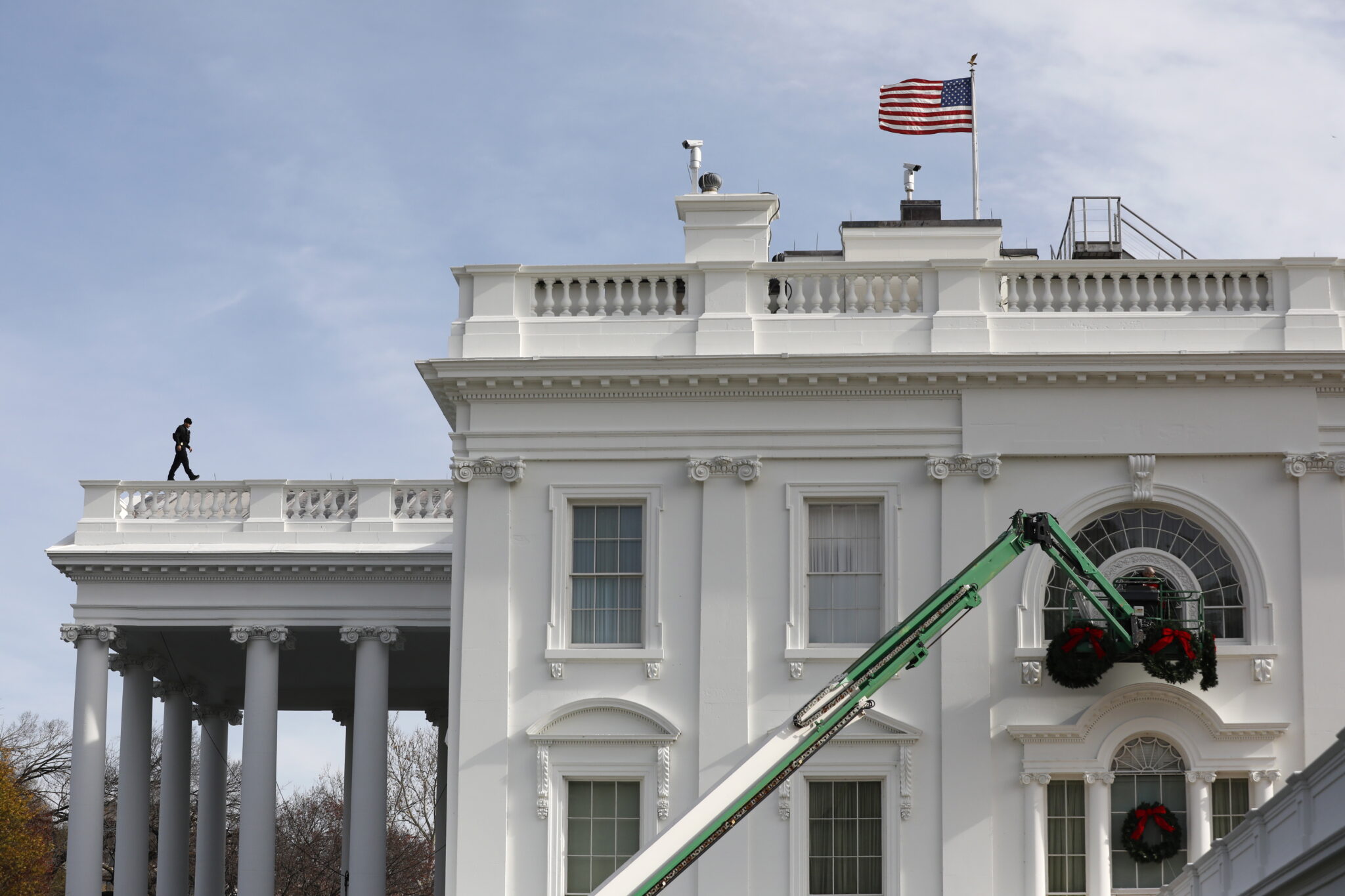 Waszyngton, instalacja świątecznych ozdób na Białym Domu, fot. EPA / Yuri Gripas 
