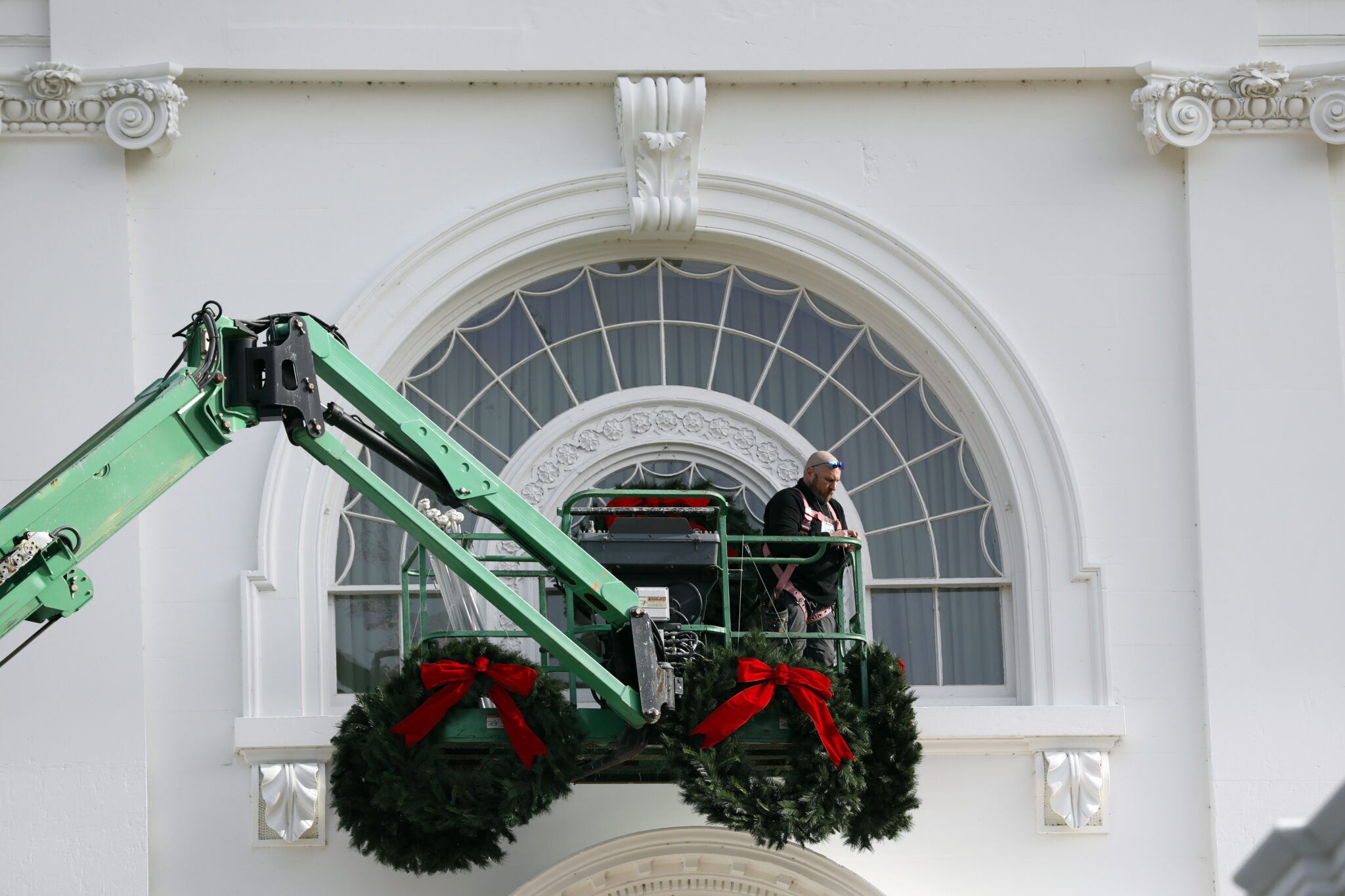 Waszyngton, instalacja świątecznych ozdób na Białym Domu, fot. EPA / Yuri Gripas 
