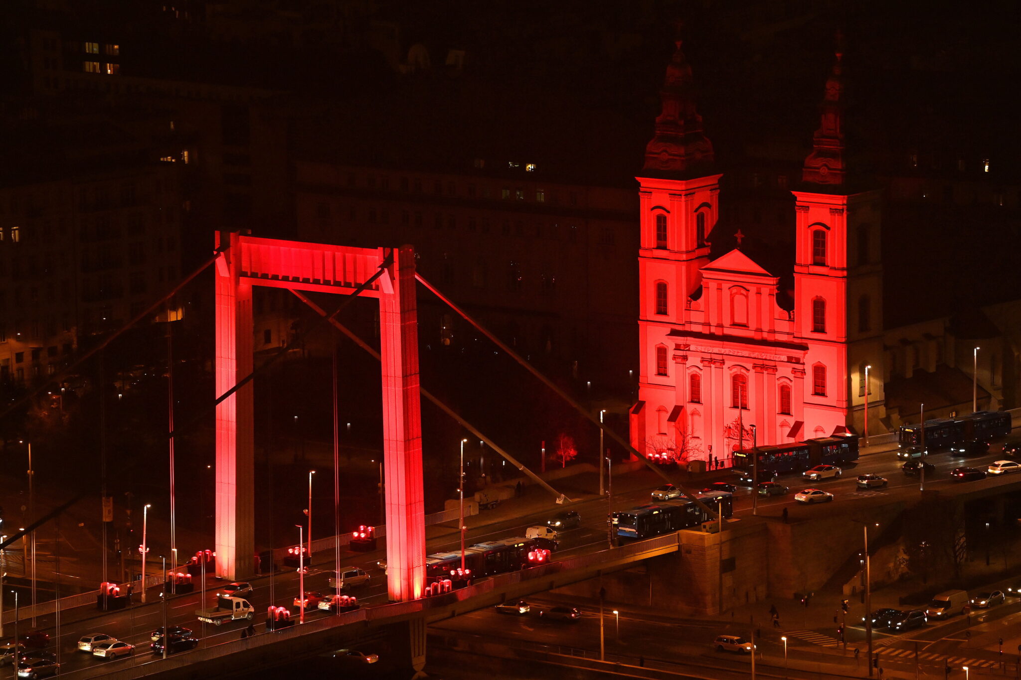 Most Elżbiety i kościół w Budapeszcie podświetlone na czerwono ku pamięci prześladowanych chrześcijan, fot. EPA / Noemi Bruzak 
