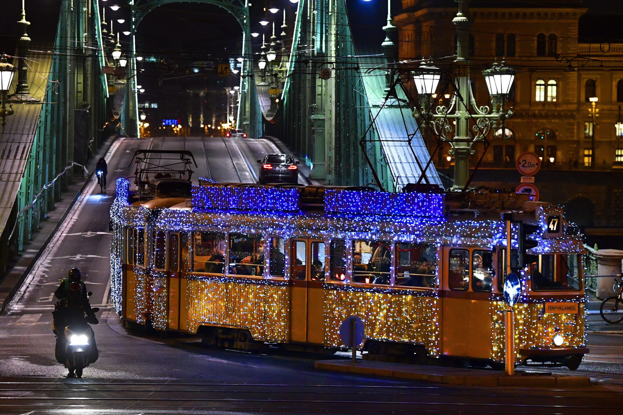 Świąteczny tramwaj na Moście Wolności w Budapeszcie, fot. EPA/Zoltan Mathe 