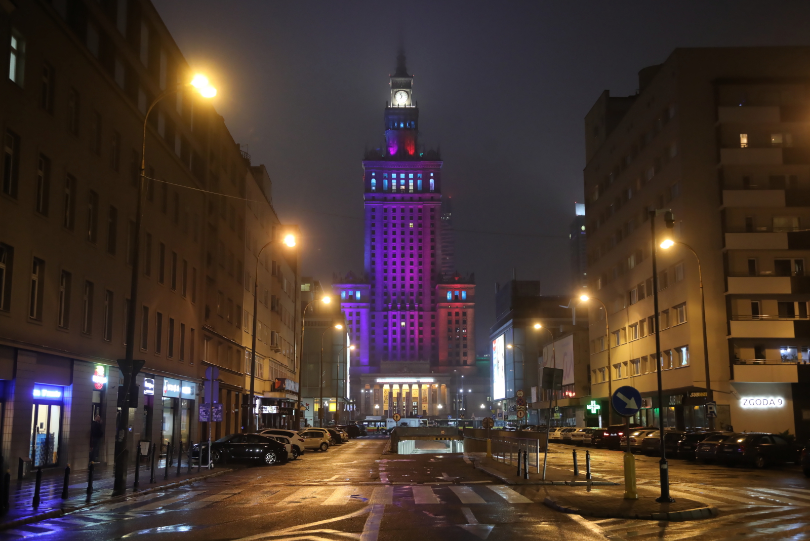 Tęczowa iluminacja na fasadzie Pałacu Kultury i Nauki w Warszawie, w ramach obchodów Międzynarodowego Dnia Tolerancji. FOt.  PAP/Wojciech Olkuśnik