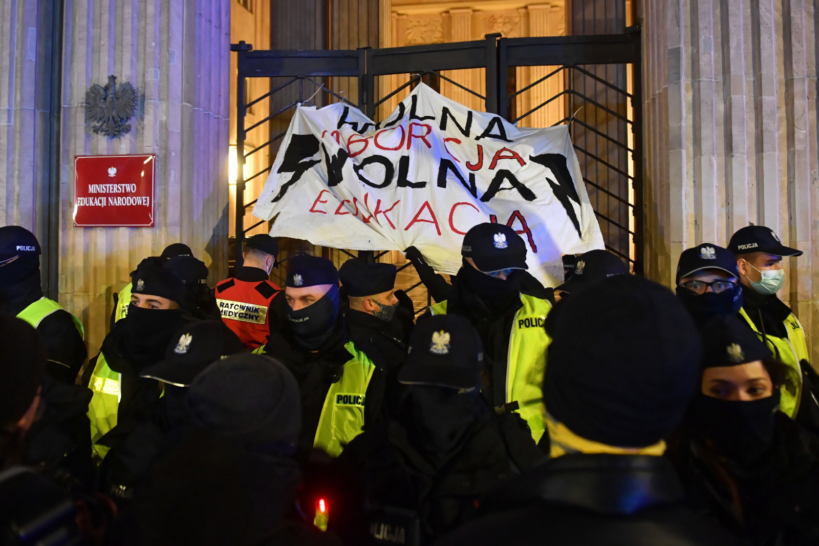 Protest kobiet przed MEN. Fot. PAP/Radek Pietruszka