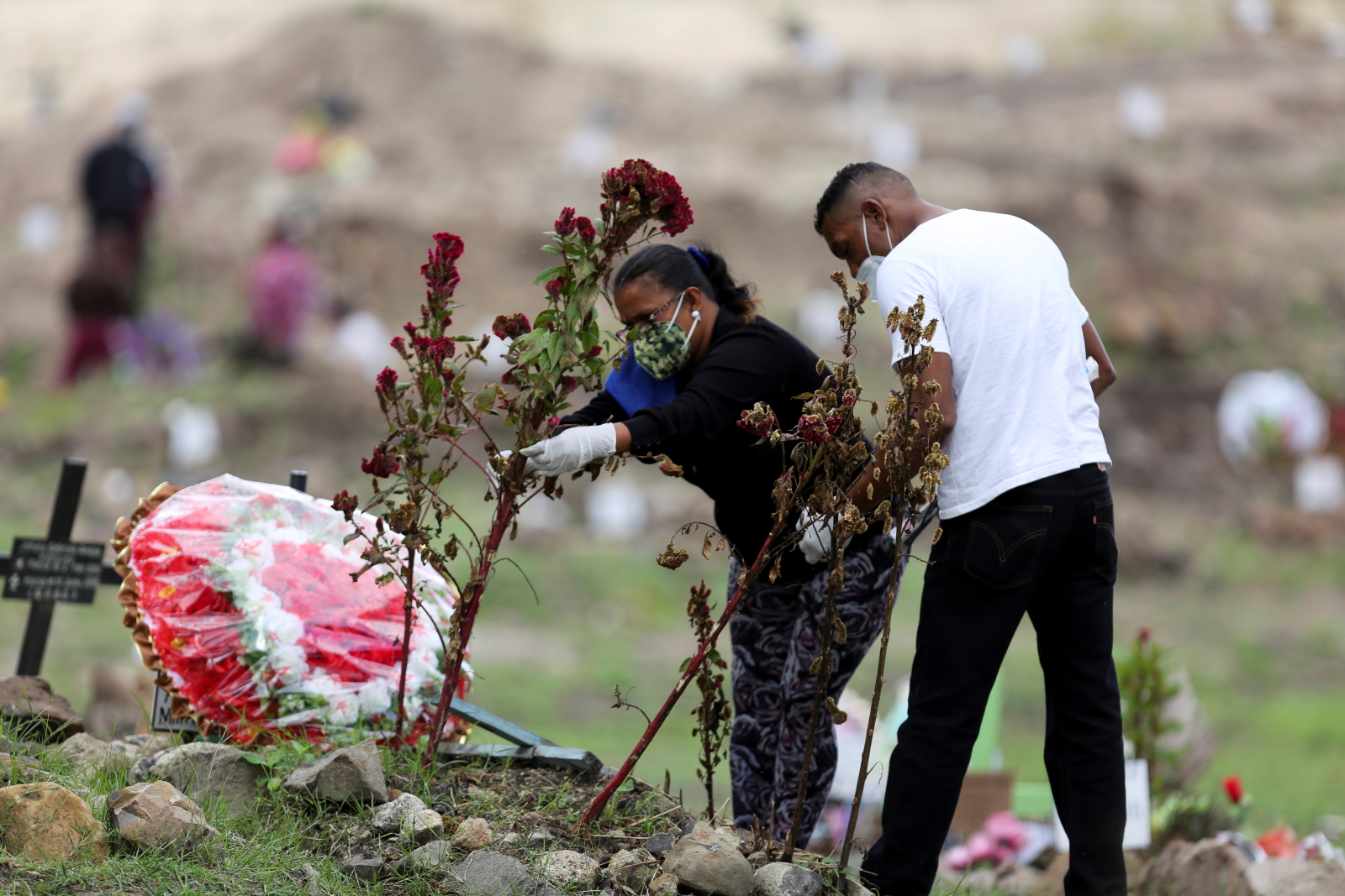 Cmentarz ofiar koronawirusa w Hondurasie. Fot. EPA/Gustavo Amador  