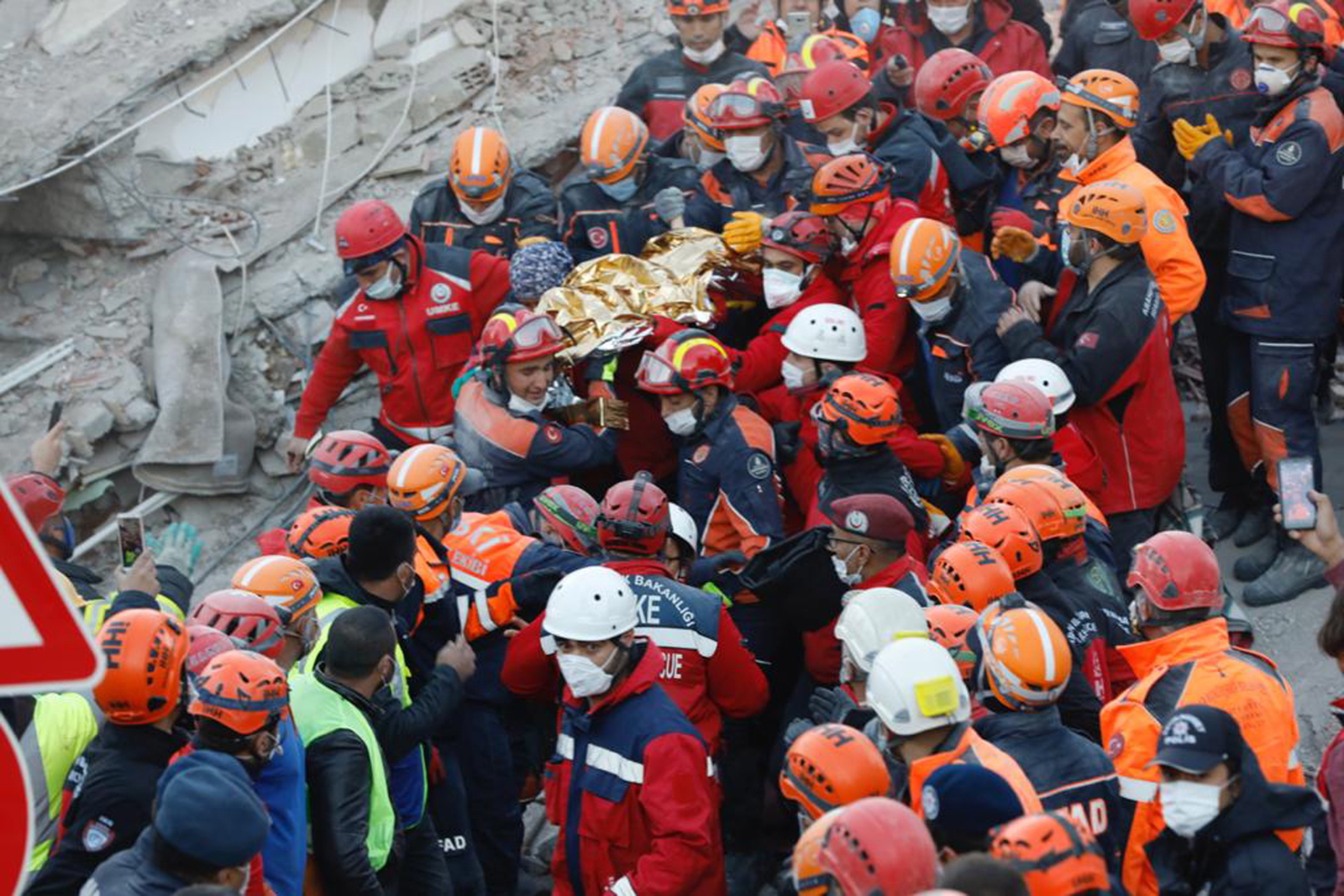 Turcja uratowany 3-letnie dziecko, które przeżyło pod zawalonym w wyniku trzęsienia ziemi budynkiem Fot. EPA/ISTANBUL FIRE DEPARTMENT 