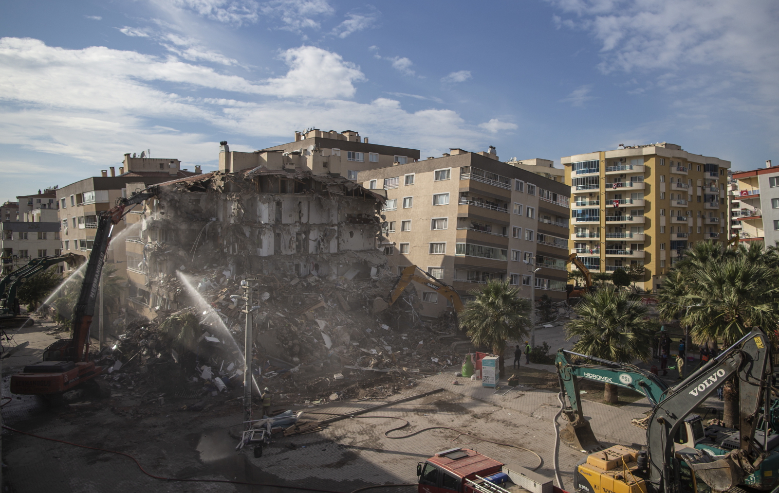 Turcja. Burzenie uszkodzonego w wyniku trzęsienia ziemi budynku Fot. EPA/ERDEM SAHIN 
