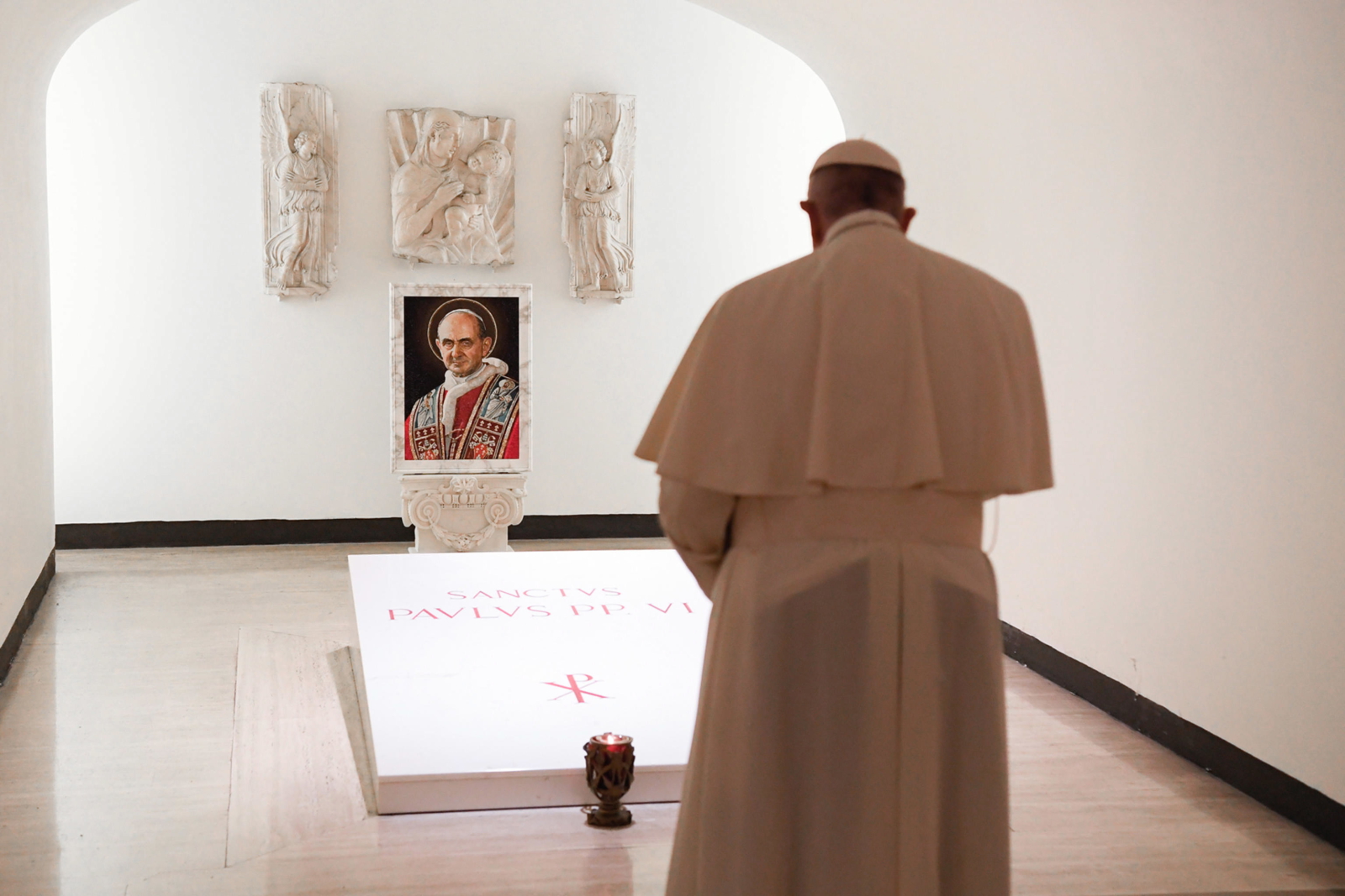 Papież Franciszek odwiedza groby papieży Fot.  EPA/VATICAN MEDIA 