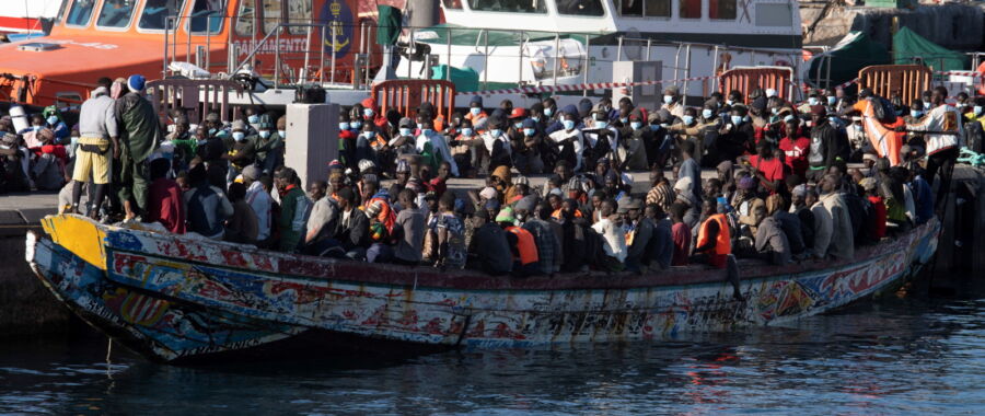 Migranci u brzegów hiszpanii fot. EPA/Miguel Barreto