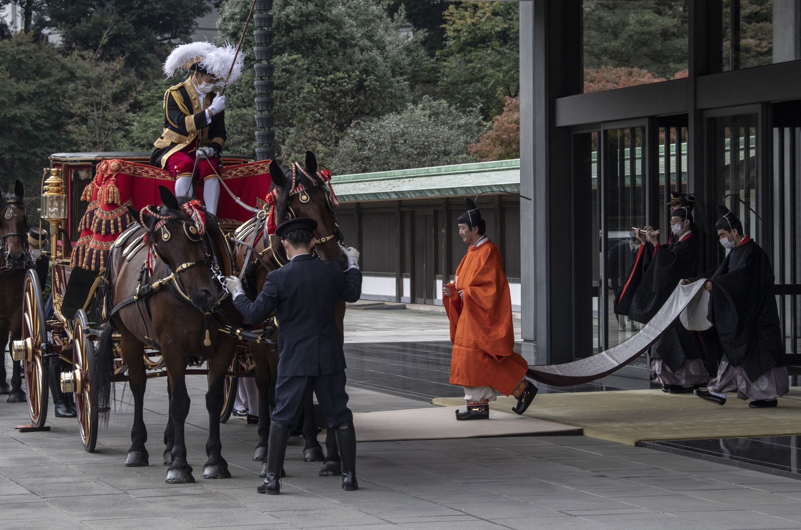 Cesarz Naruhito ogłosił swojego młodszego brata „księciem tronu narodowi Japonii” EPA/Carl Court / POOL 
