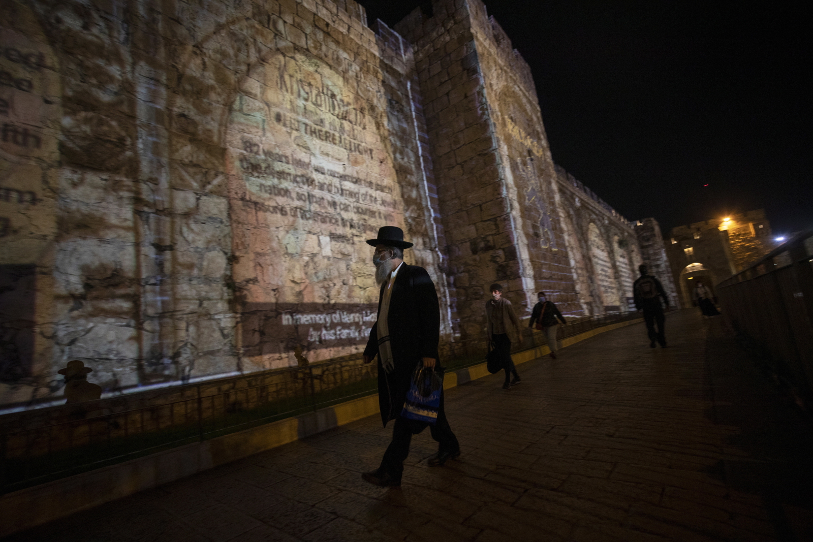  Żyd mija promocję kampanii 'Let There Be Light, Jerozolima. Fot. PA/ATEF SAFADI 