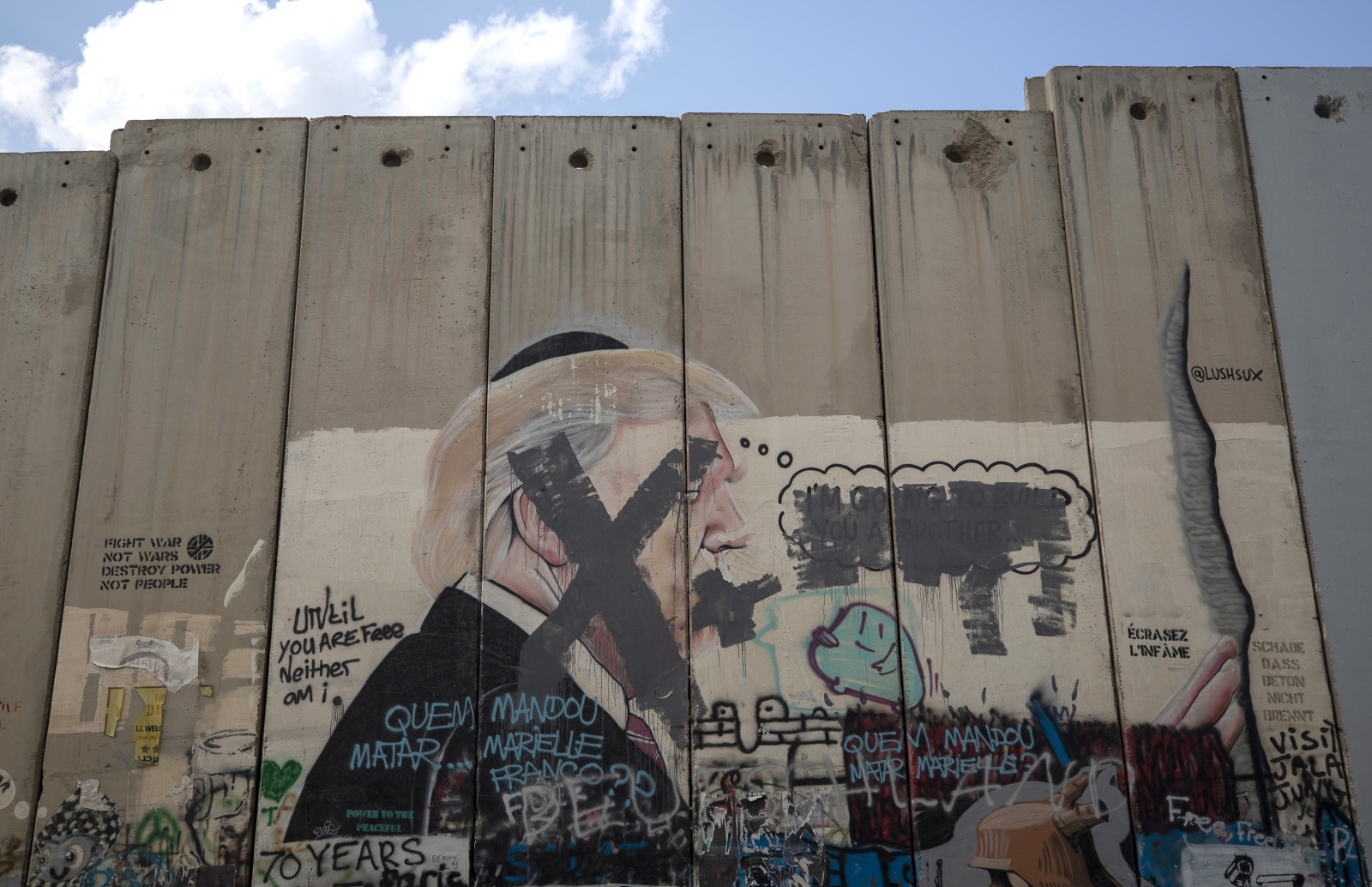Malunki na murach Izraela. Fot. EPA/ATEF SAFADI 
