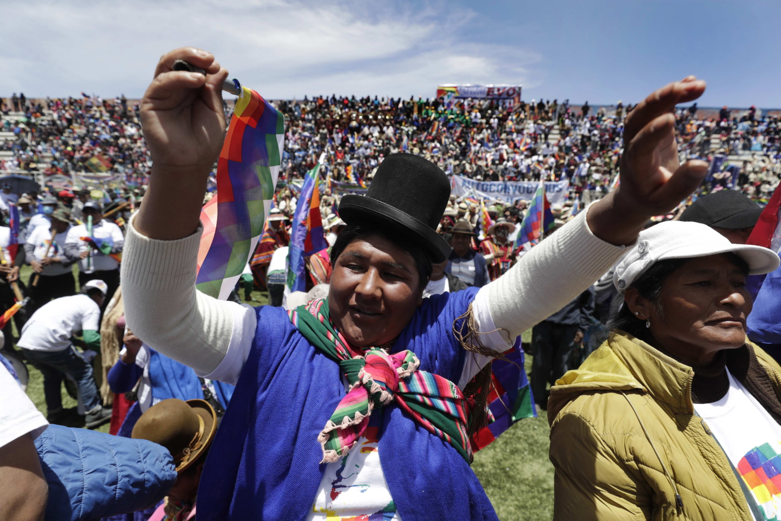 Mieszkańcy boliwisjkiego miasta Orinoca, przyjmują Evo Moralesa. Fot. EPA/Paolo Aguilar