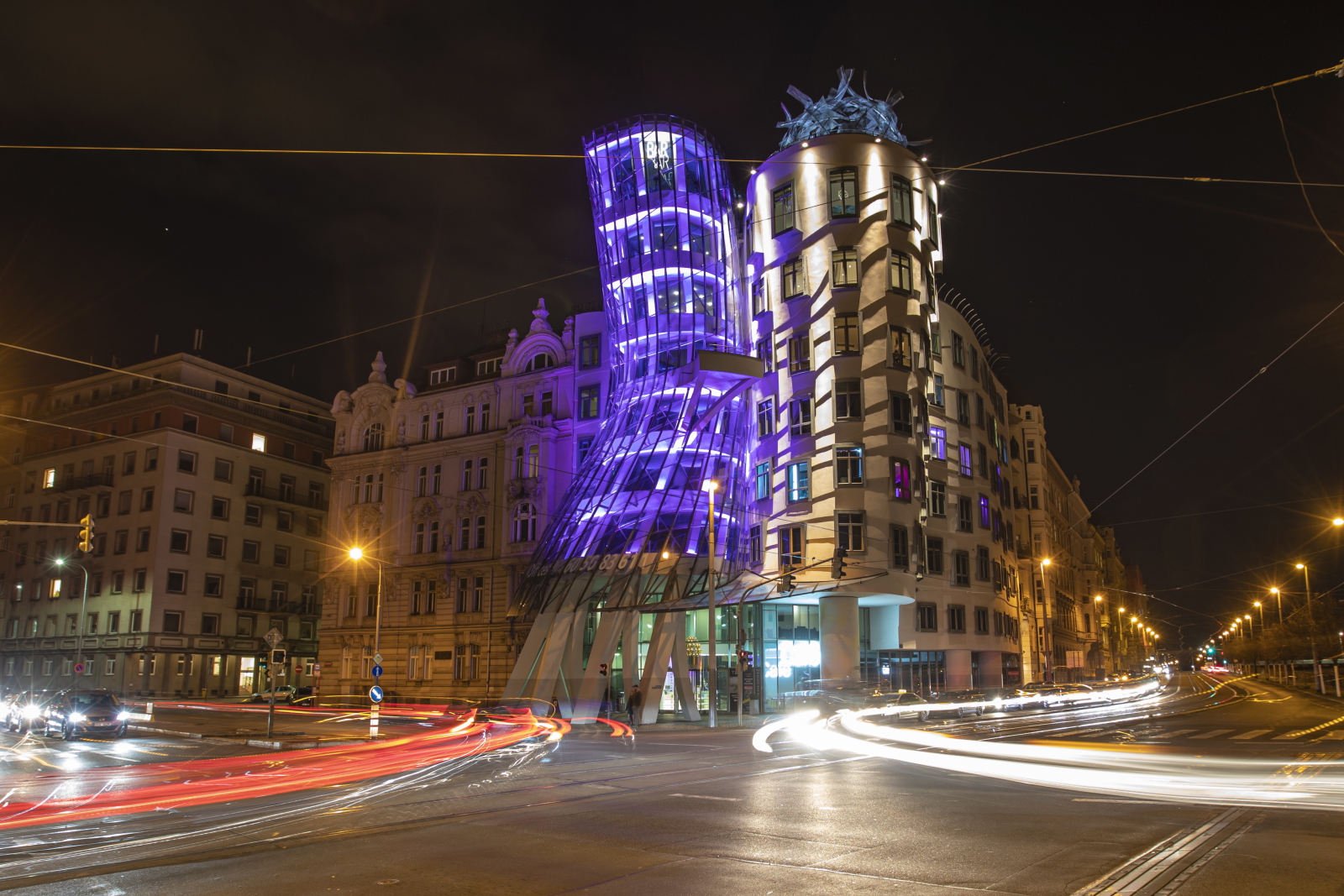 Iluminacja na praskim budynku symbolizująca dzisiejszy Światowy Dzień Wcześniaka. Fot. EPA/MARTIN DIVISEK 