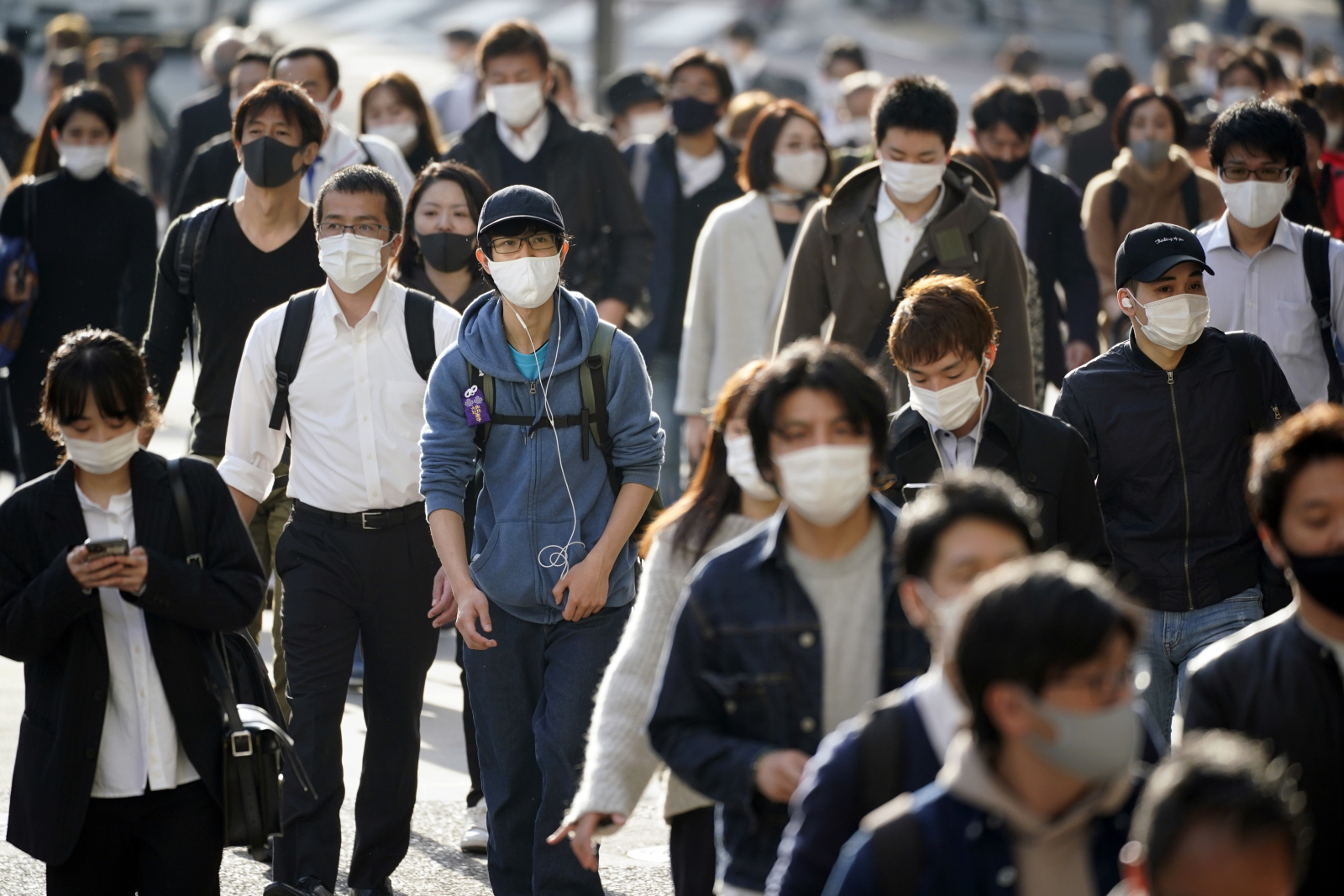 Życie codzienne podczas pandemii koronawiusa w Japonii fot.  EPA/FRANCK ROBICHON 