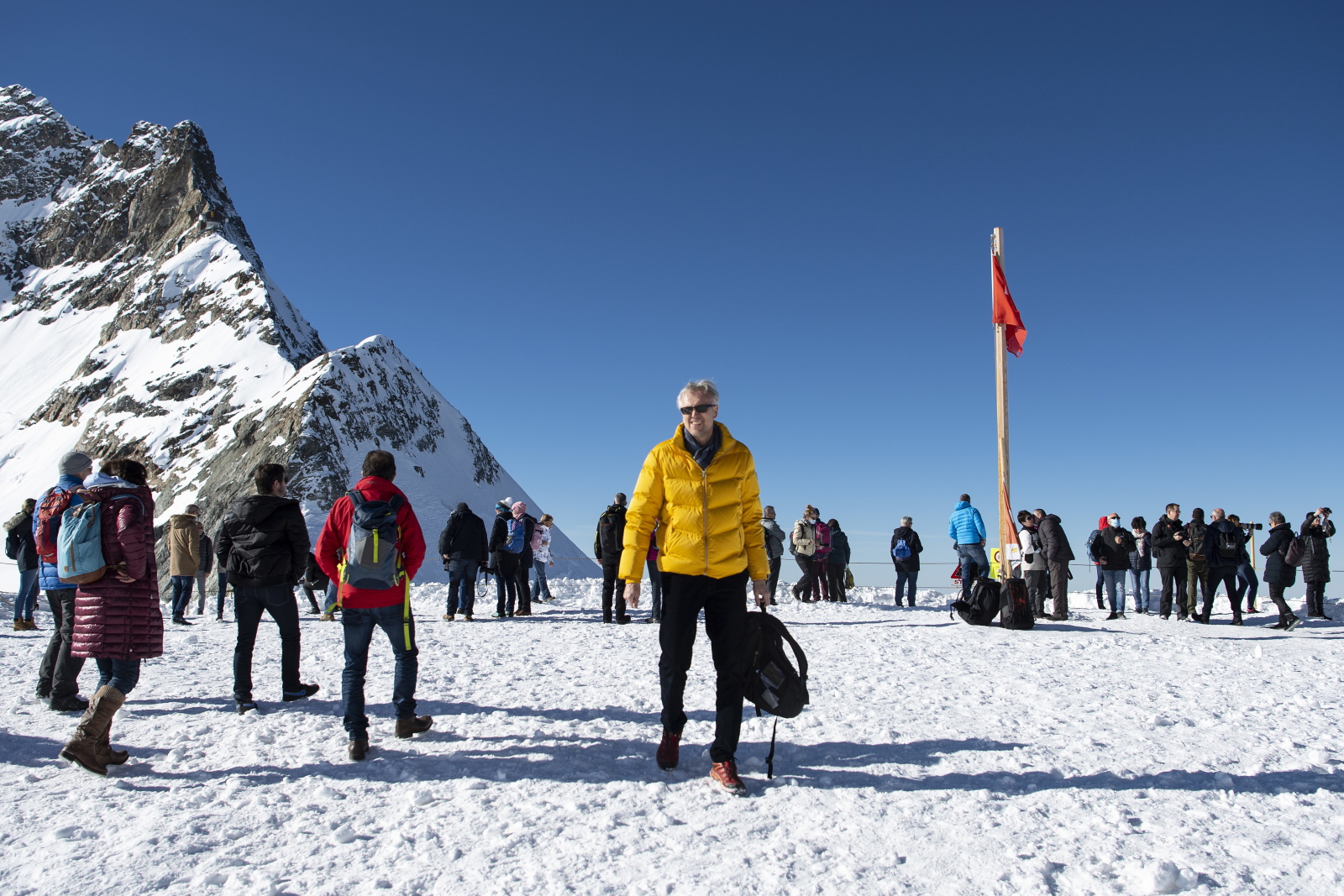 Turyści w górach fot. EPA/PETER SCHNEIDER 