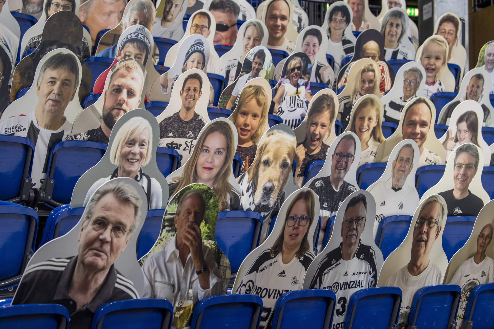 Zdjęcia kibiców podczas meczu. fot. EPA/MARTIN ZIEMER 
Dostawca: PAP/EPA.