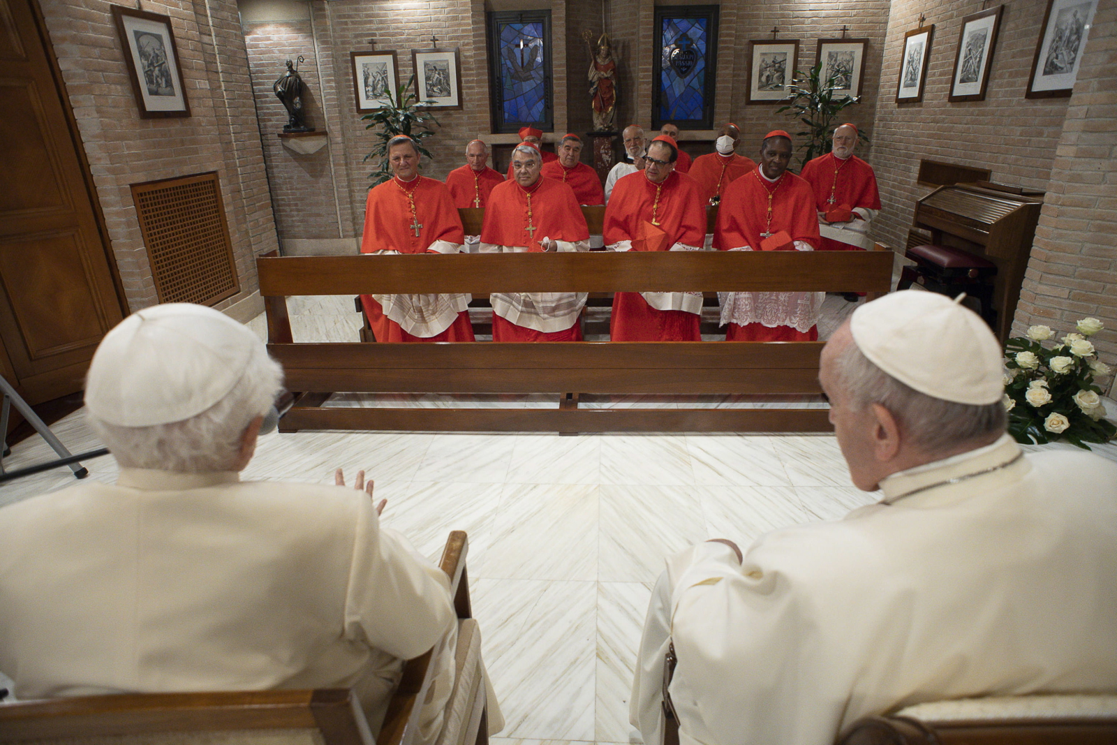 Papież Franciszek u Benedykta XVI fot. EPA/VATICAN MEDIA