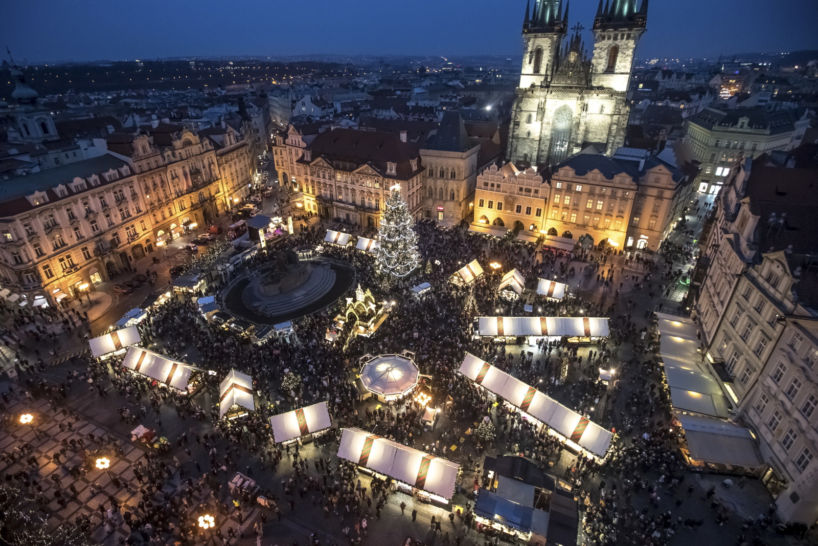 Jarmark Bożonarodzeniowy w Pradze fot. EPA/MARTIN DIVISEK 