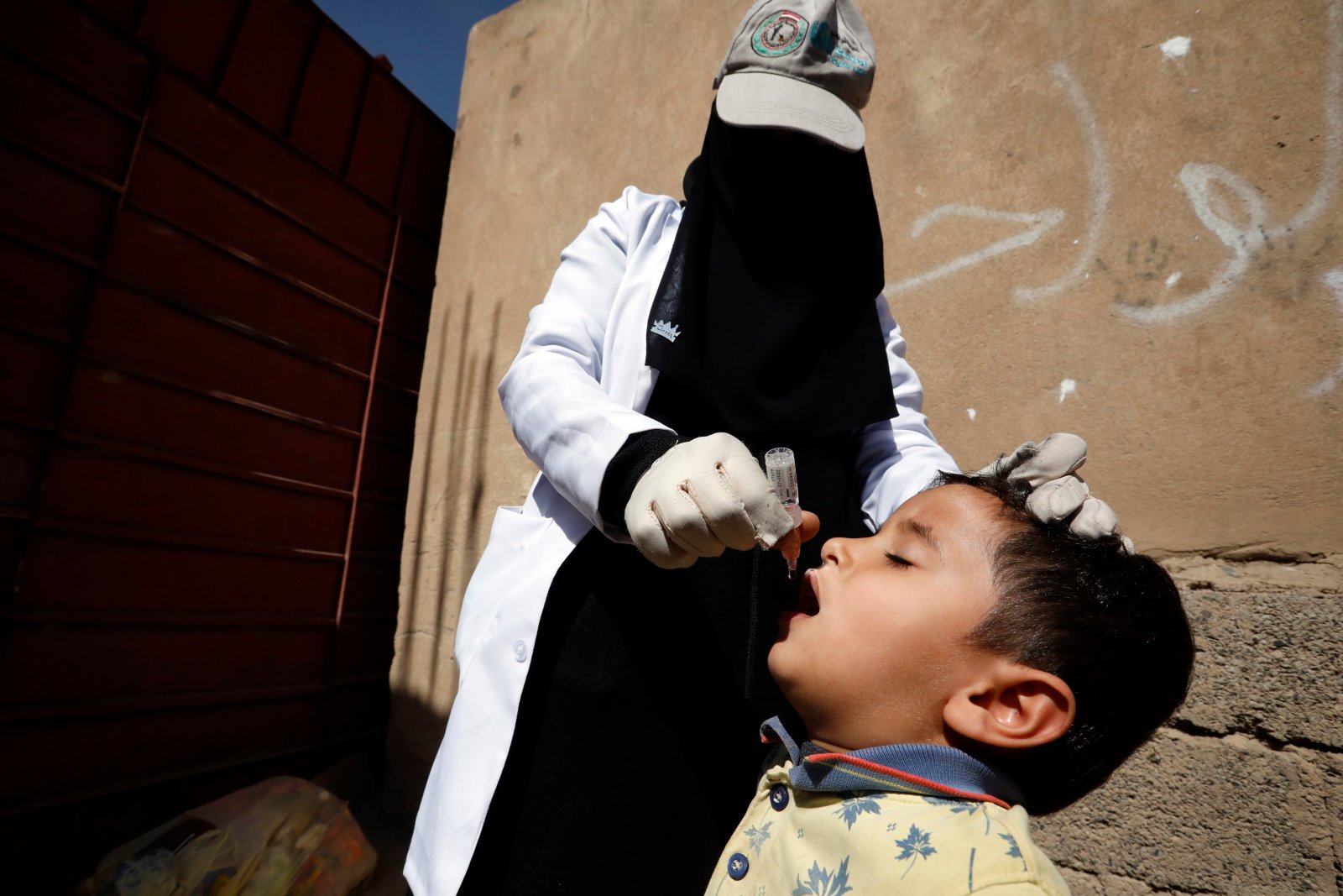 Szczepionki na POlio. Jemen. Fot. EPA/YAHYA ARHAB 