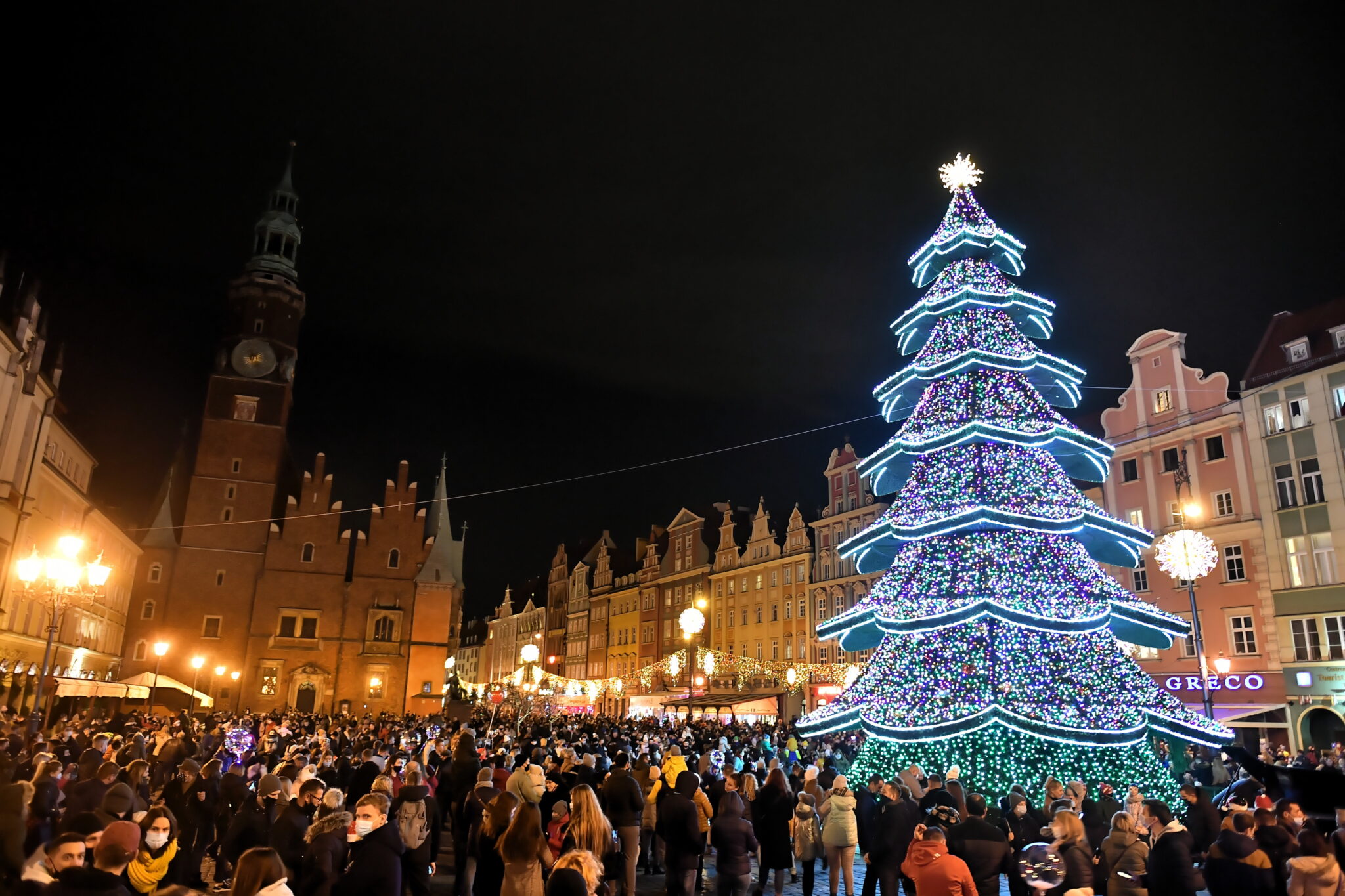 Wrocław. Tradycyjne rozświetlenie bożonarodzeniowej choinki na wrocławskim rynku, fot. PAP/Maciej Kulczyński