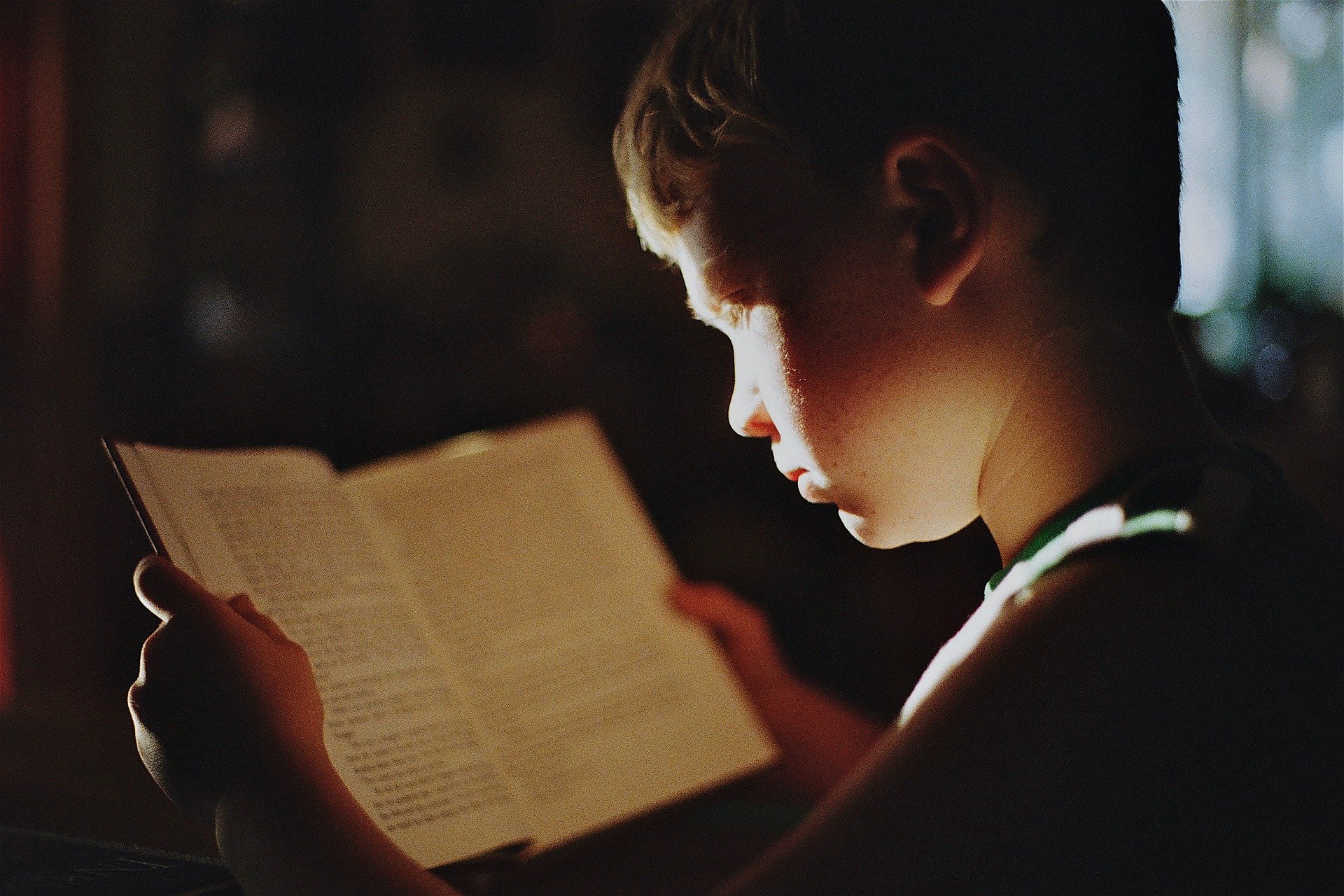 książka chłopiec czytanie czytelnictwo