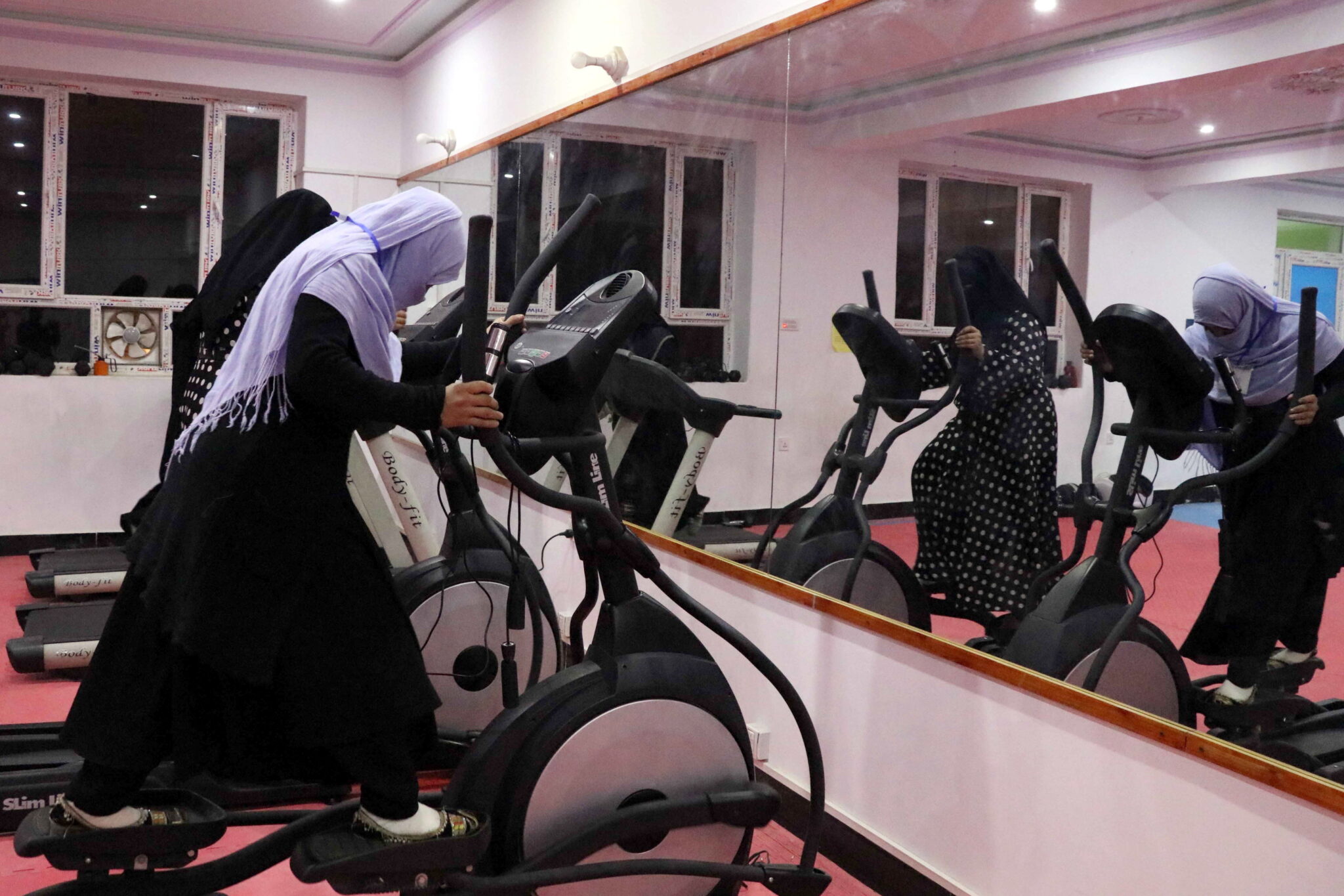 Afgańskie kobiety ćwiczą w klubie sportowym tylko dla kobiet, pierwszym tego rodzaju w Kandaharze, miejscu urodzenia duchowego ojca Talibów mułły Omera, fot. EPA / MOHAMMAD SADIQ